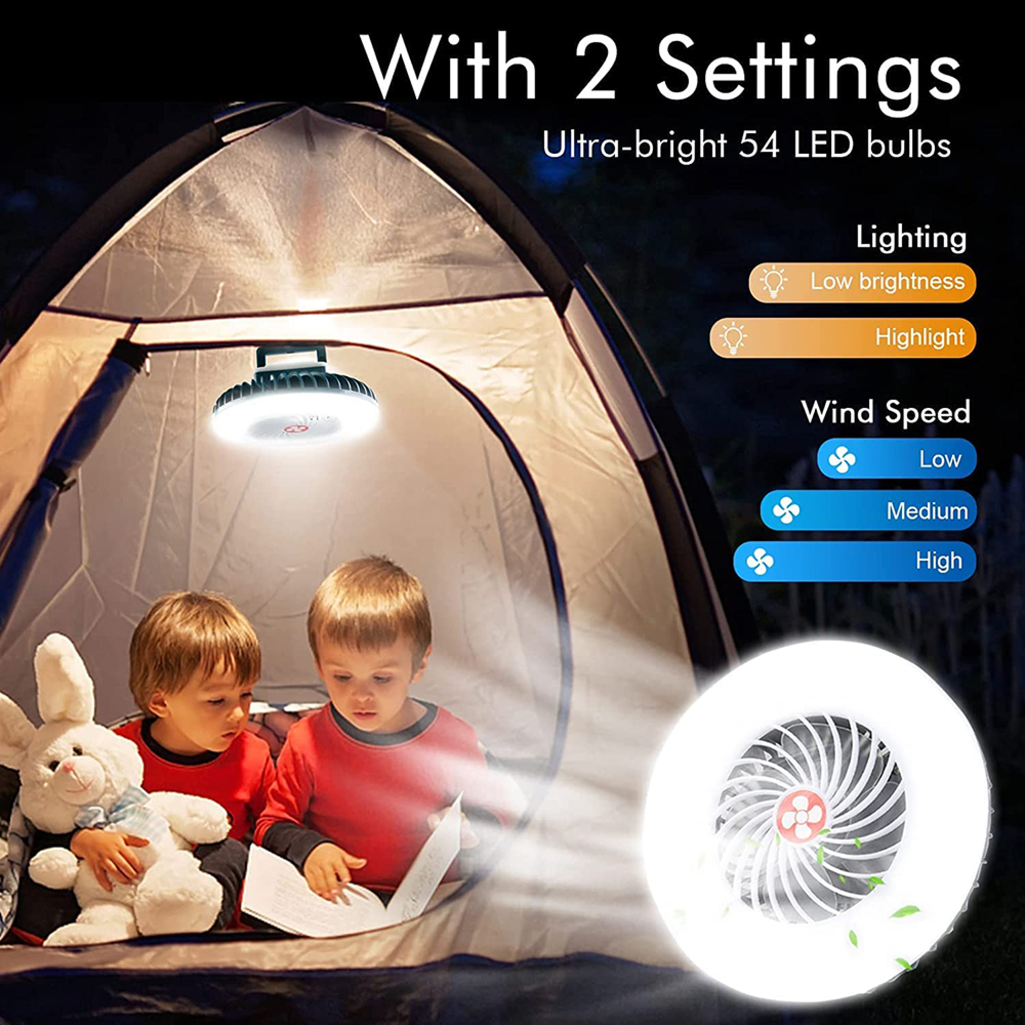 Zwei Jungen lesen in einem beleuchteten Zelt mit einem LED-Licht und einem Hasen.