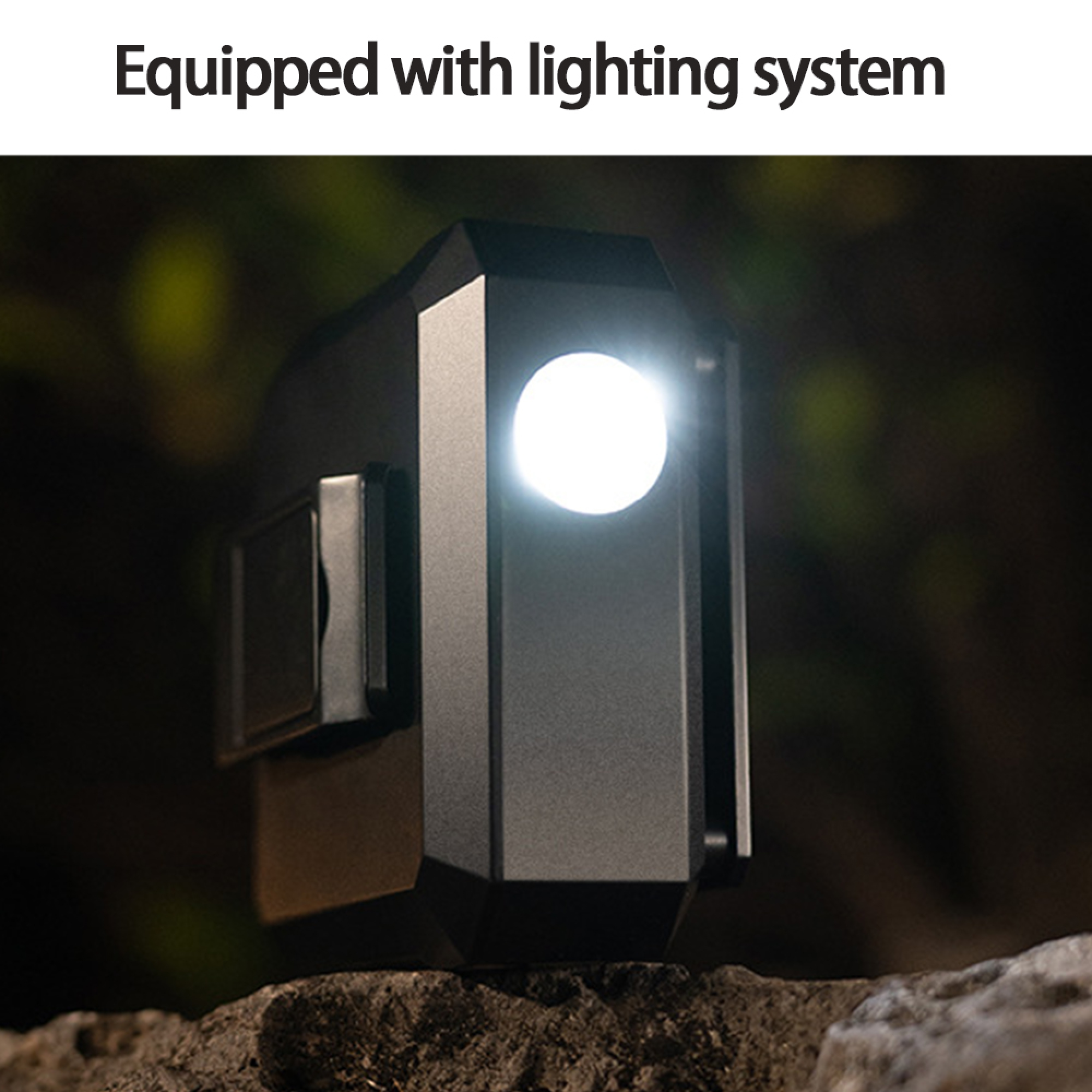 Schwarze Lampe mit hellem Licht auf Stein.