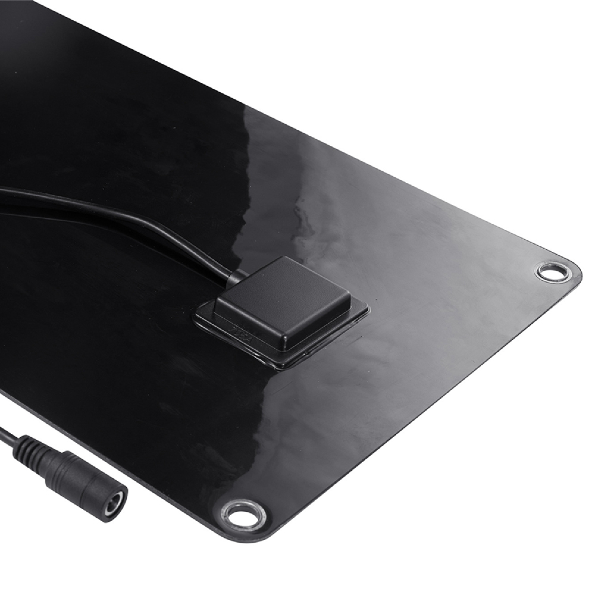 Schwarzes Solarpanel mit einem schwarzen Anschlusskabel und einem runden Stecker.