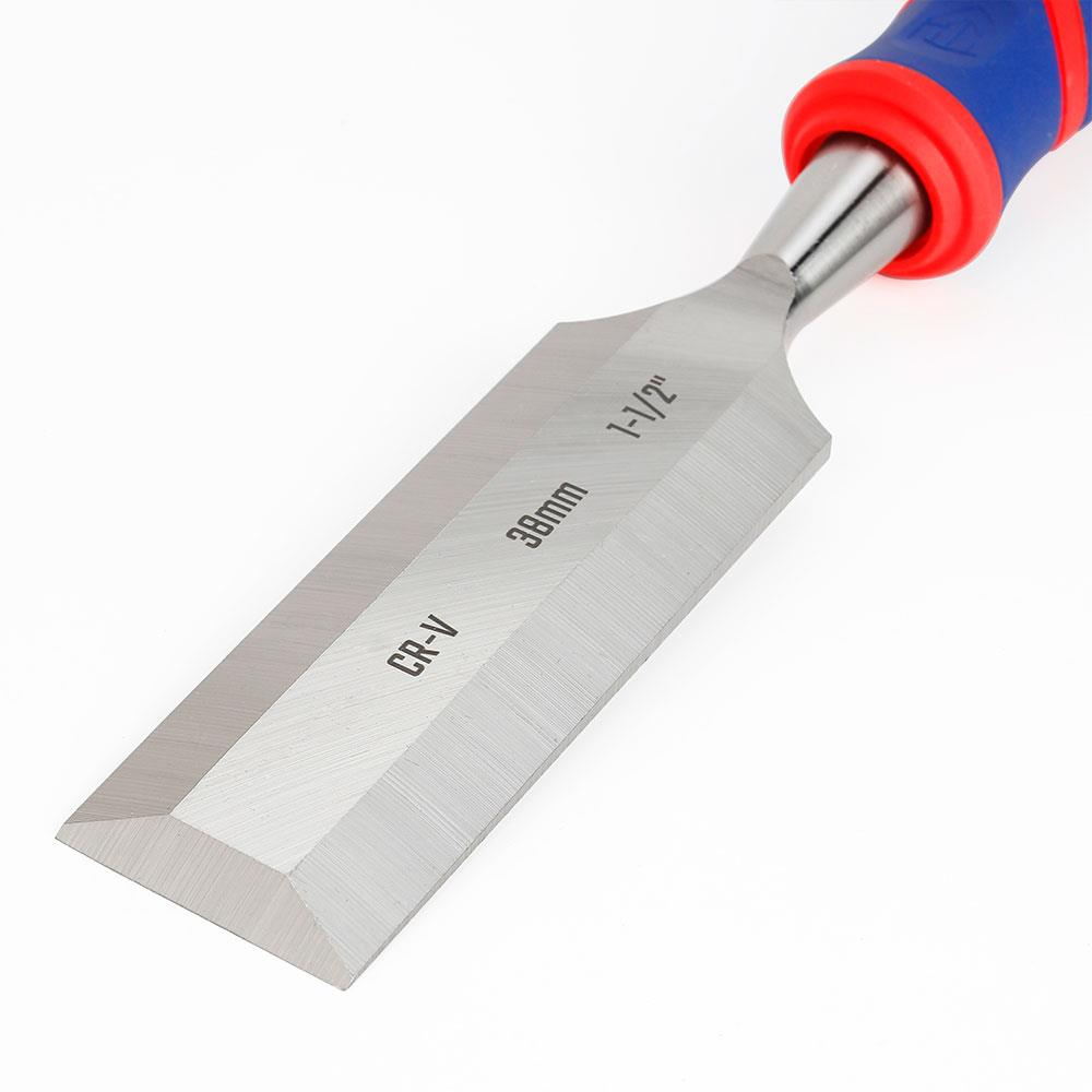 Kırmızı ve mavi saplı 38 mm'lik bir keski.