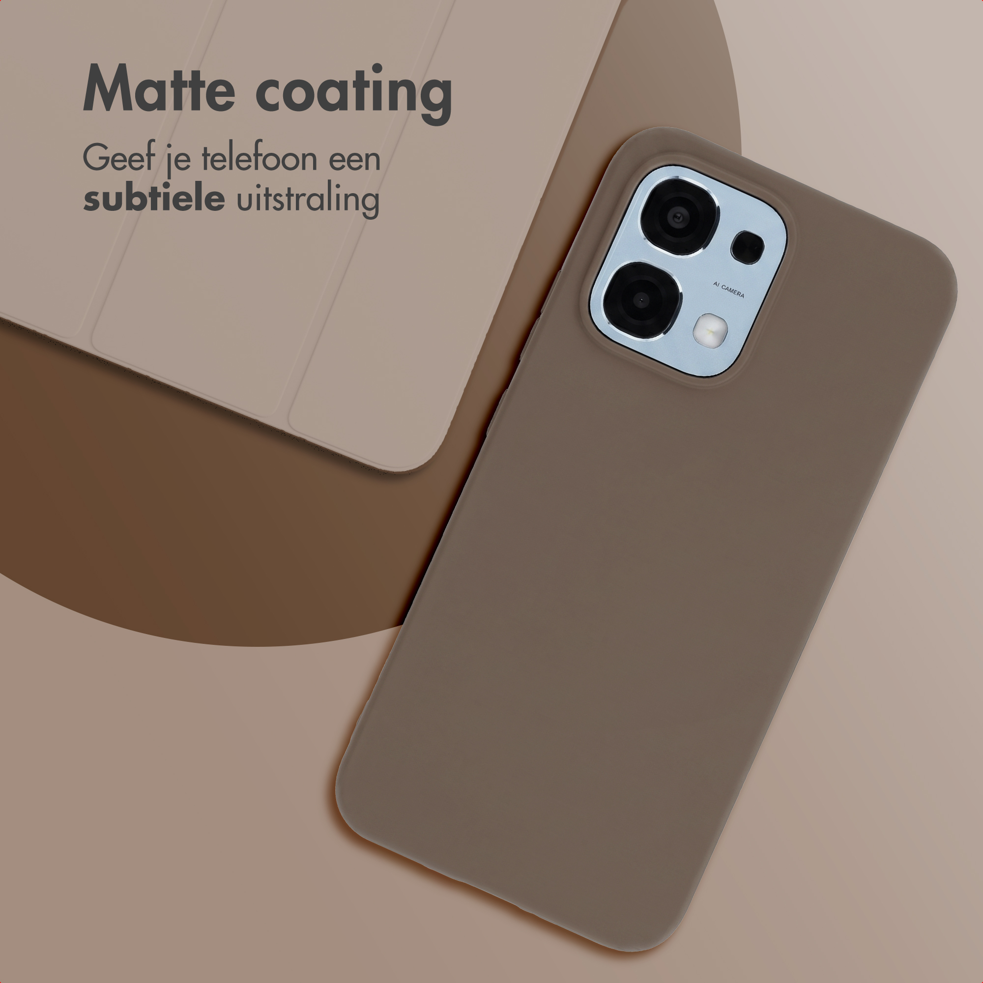 Een bruine telefoonhoes met cameralensmodule ligt op een lichtbeige achtergrond.