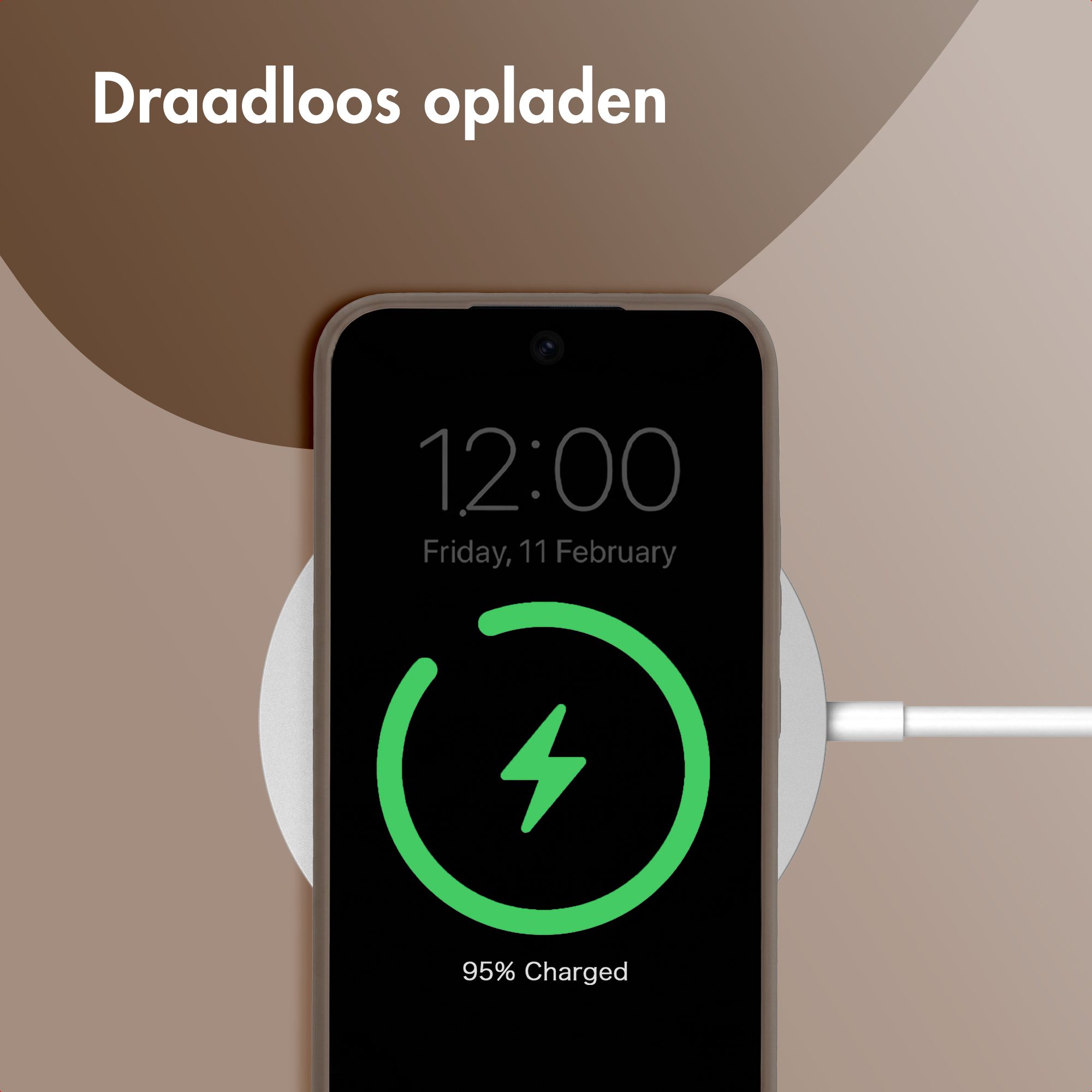 Een smartphone wordt draadloos opgeladen op een laadstation.