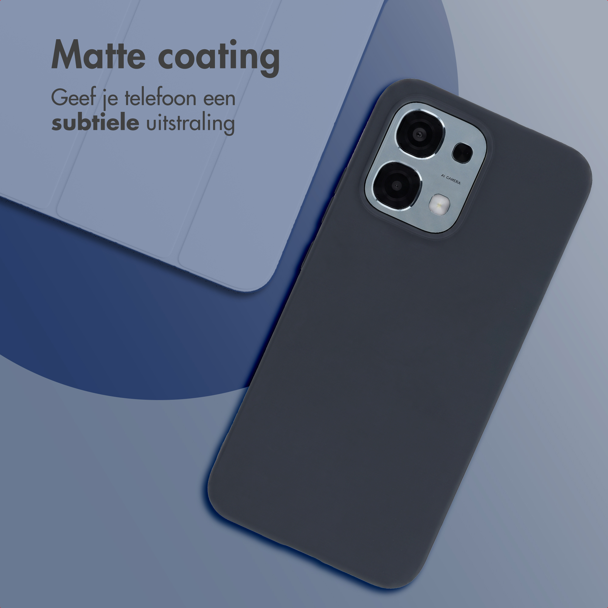 Grijze telefoonhoes met zilveren camera op blauwe achtergrond.
