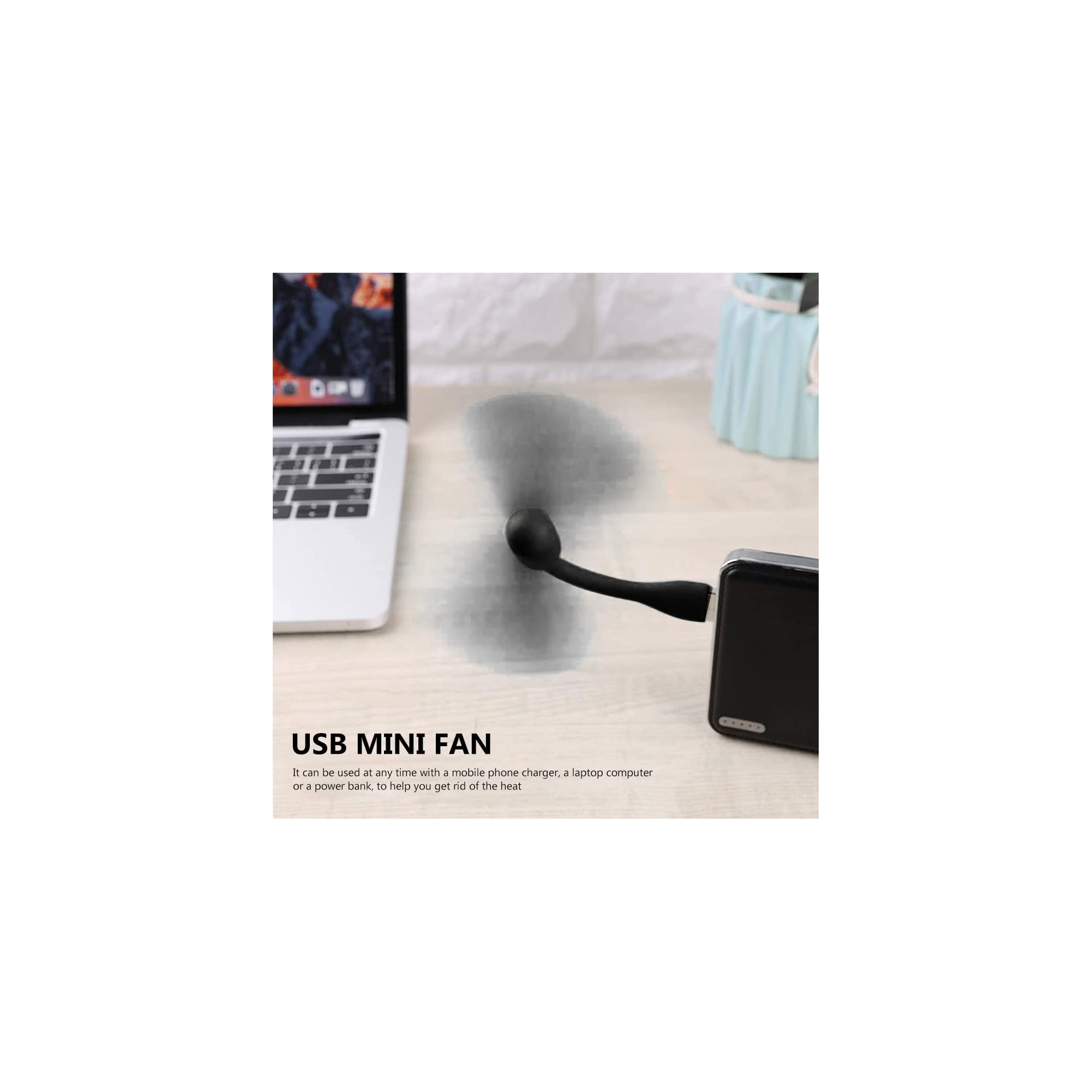 Ein kleiner USB-Ventilator ist an eine Powerbank angeschlossen, neben einem Laptop.