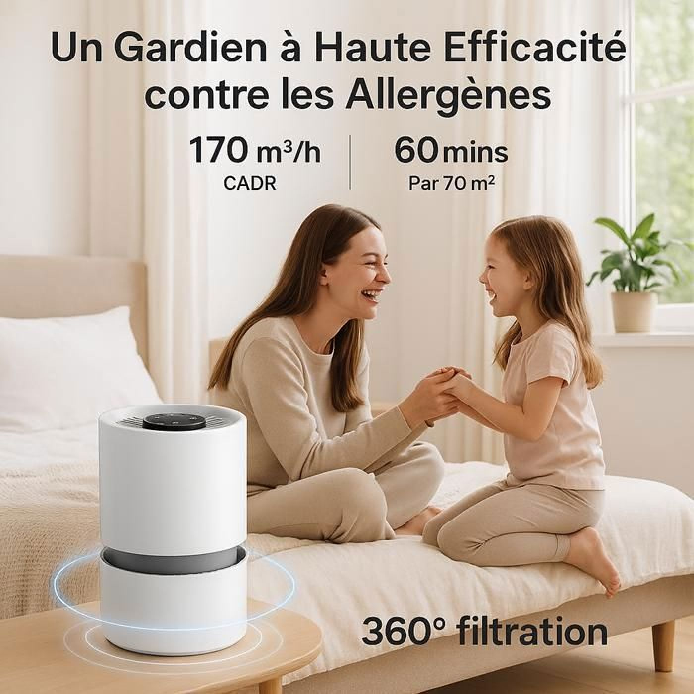 Ein weißer Luftreiniger auf einem Bett, daneben eine Mutter und ein Kind.