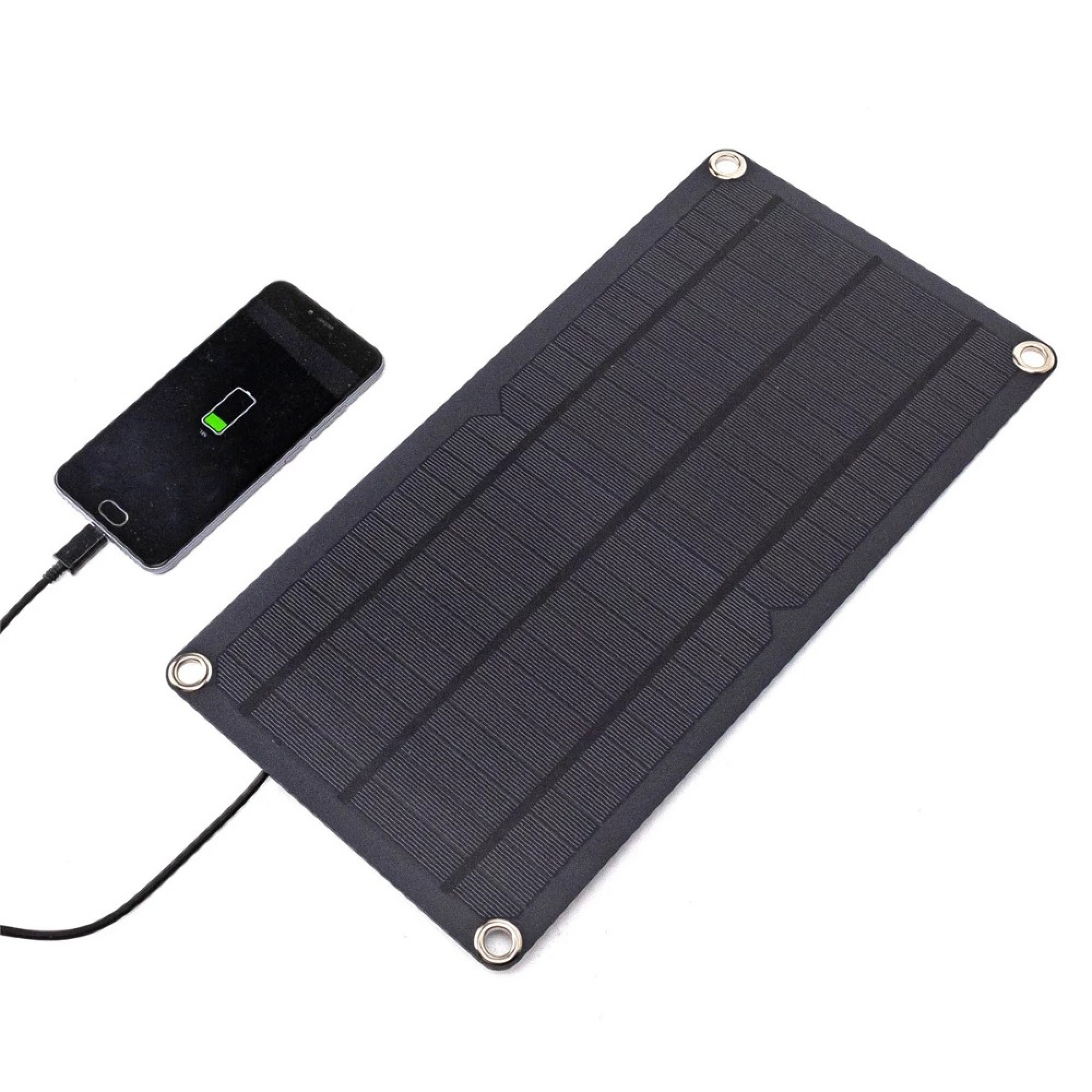 Schwarzes Solarpanel lädt ein Smartphone. Das Telefon zeigt ein Akkusymbol mit Ladestand.