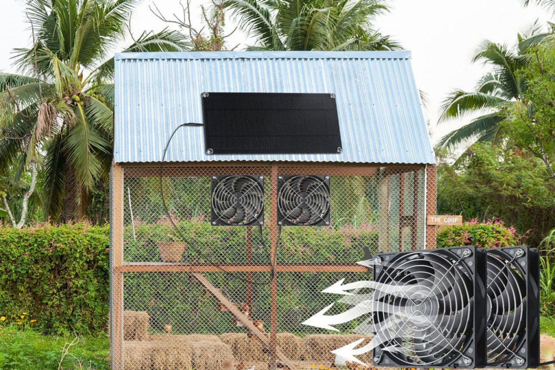 Hühnerstall mit Solarmodul und Ventilatoren. Strohballen drinnen. Tropische Vegetation draußen.