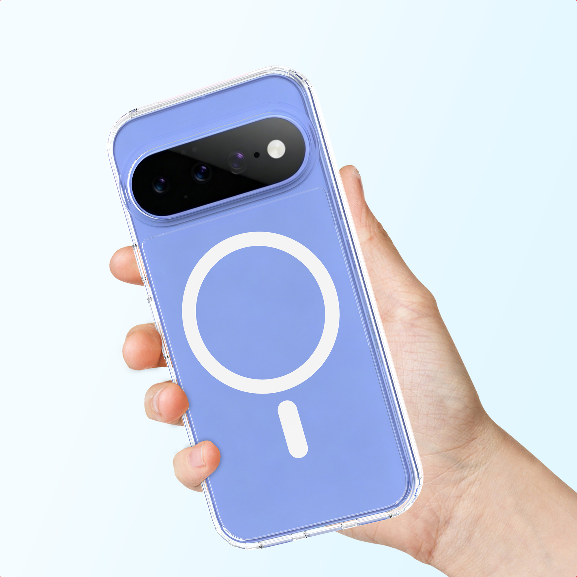 Una mano tiene una custodia trasparente con un telefono blu dentro.