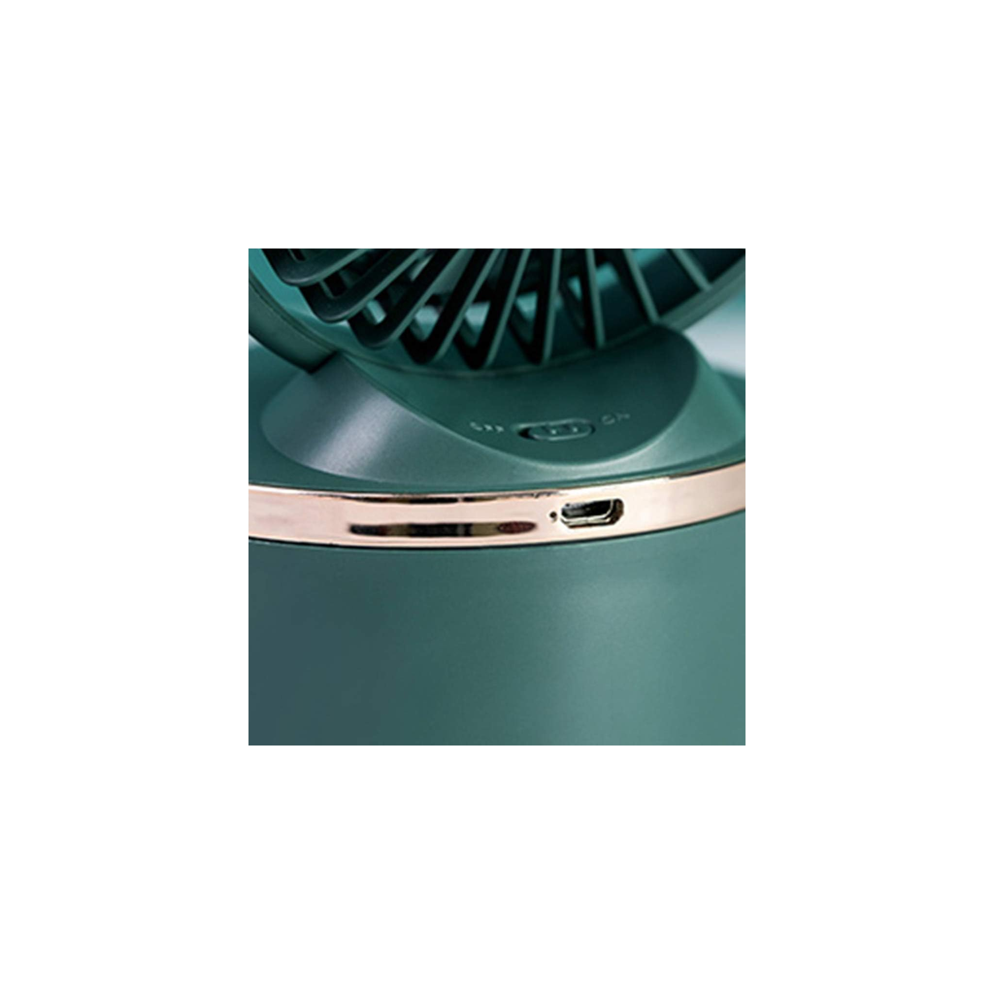 Nahaufnahme eines grünen Ventilators mit USB-Anschluss und goldenem Ring.