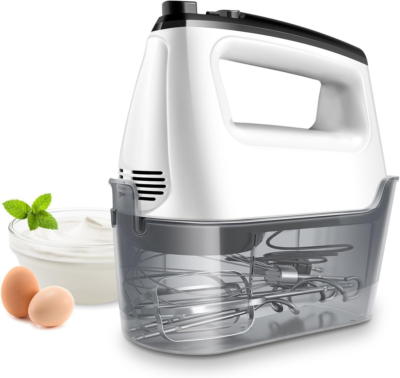 Ein weißer Handmixer mit Rührbesen im Behälter, daneben Eier und Joghurt.