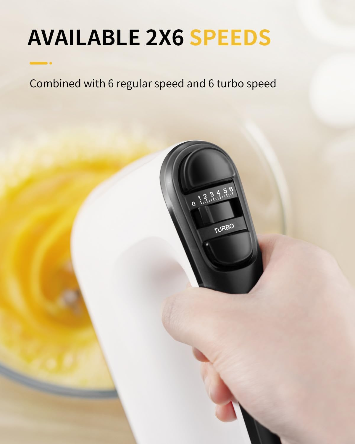 Handmixer mit 6 Geschwindigkeiten und Turbo-Funktion, der Eier in einer Schüssel schlägt.