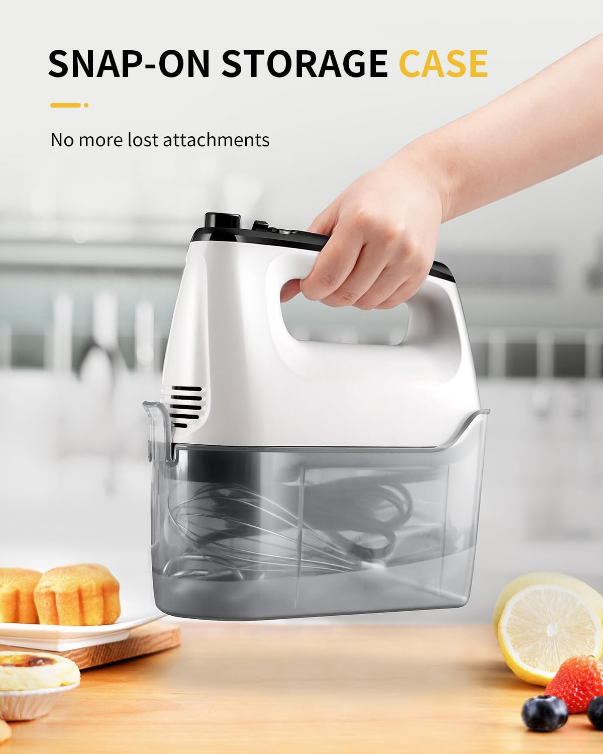 Hand hält weißen Mixer mit transparentem Aufbewahrungskoffer mit Schneebesen.