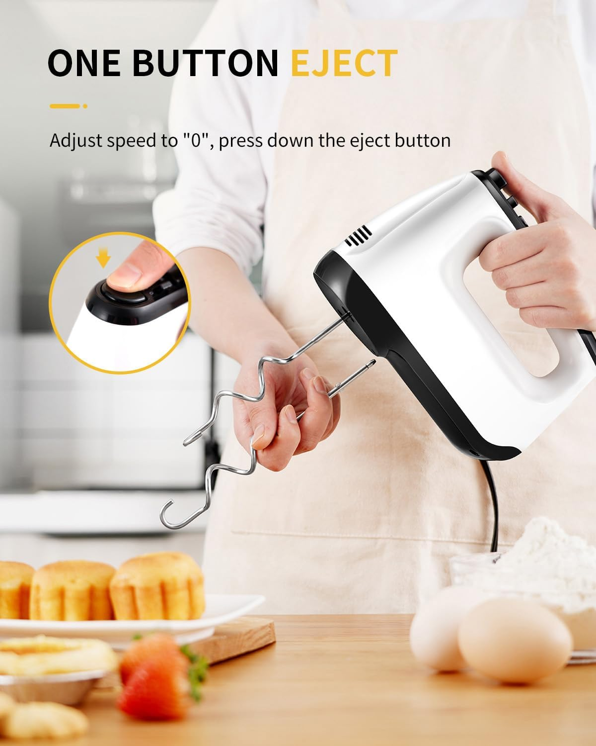 Handmixer-Auswurftaste mit Zutaten: Muffins, Erdbeeren, Eier, Mehl.