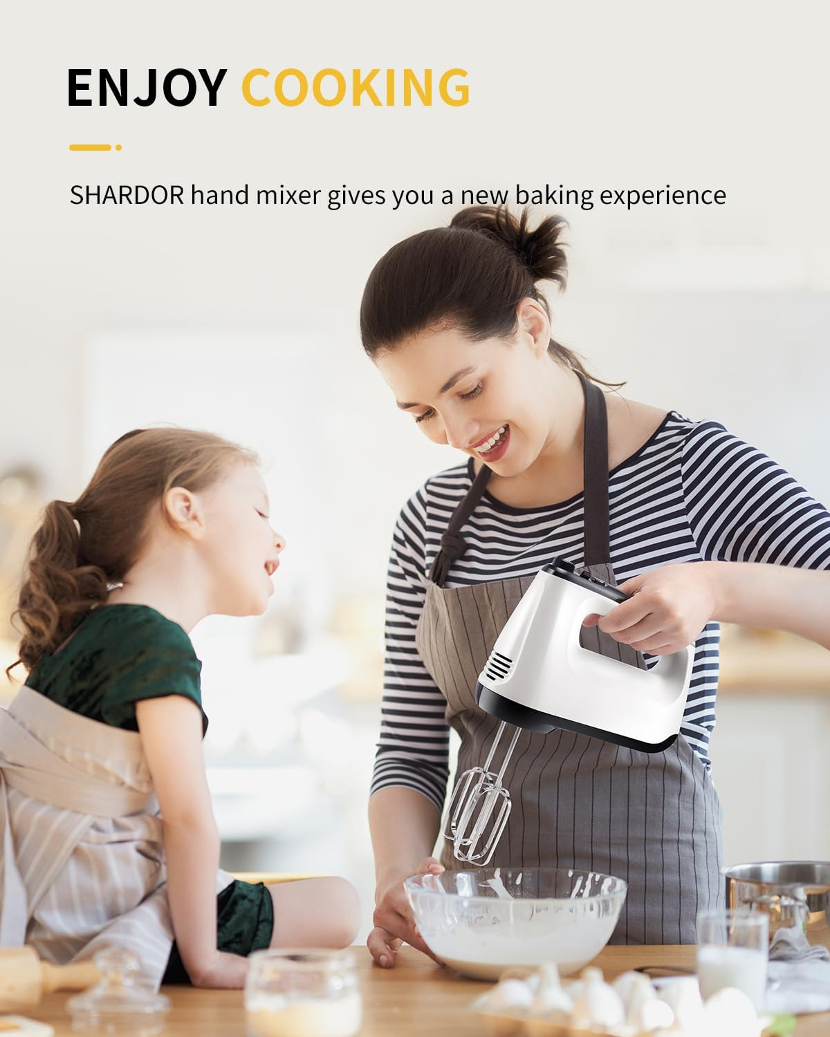 Eine Frau und ein Kind backen zusammen. Die Frau benutzt einen Handmixer.