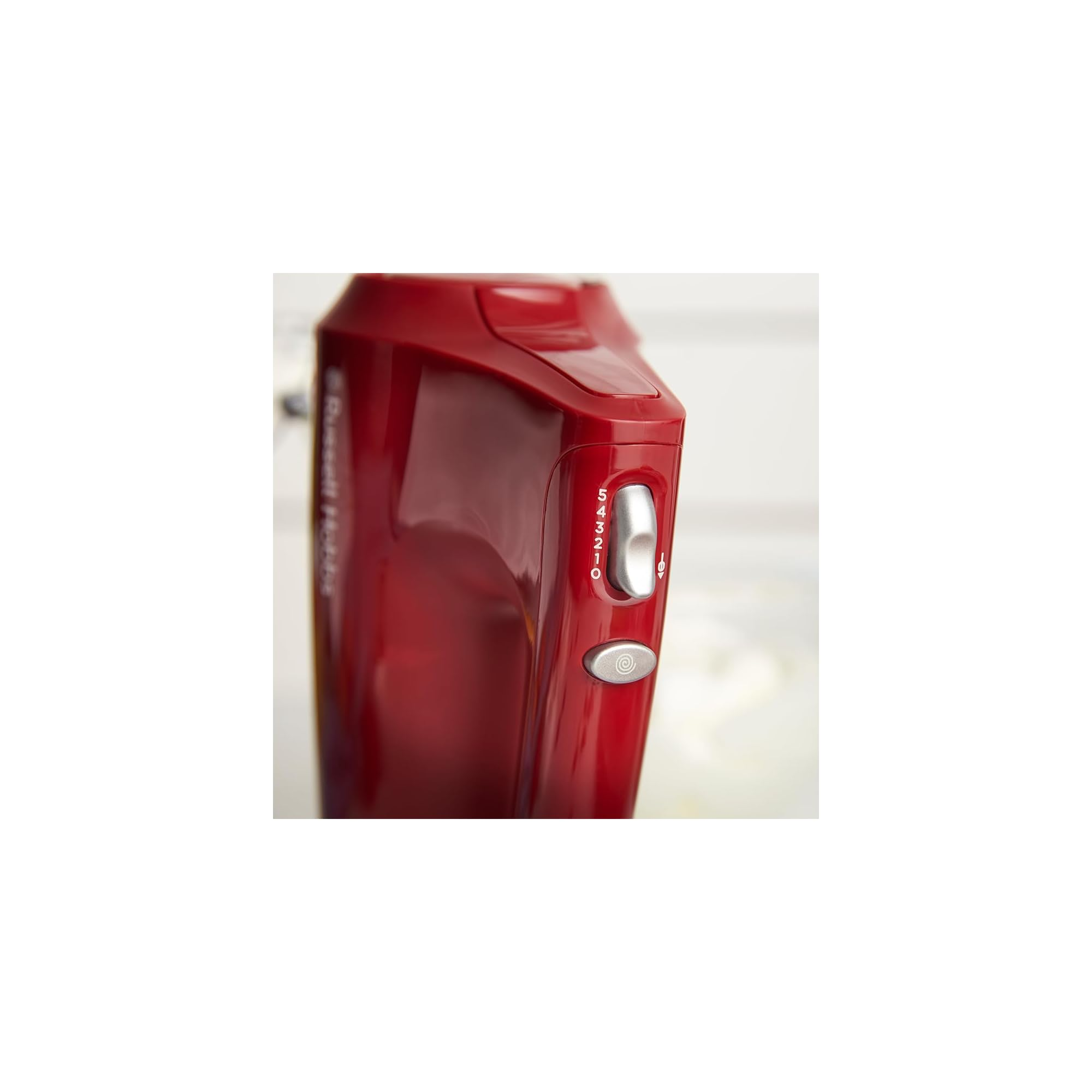 Roter Handmixer mit silbernem Schieberegler und Tasten.