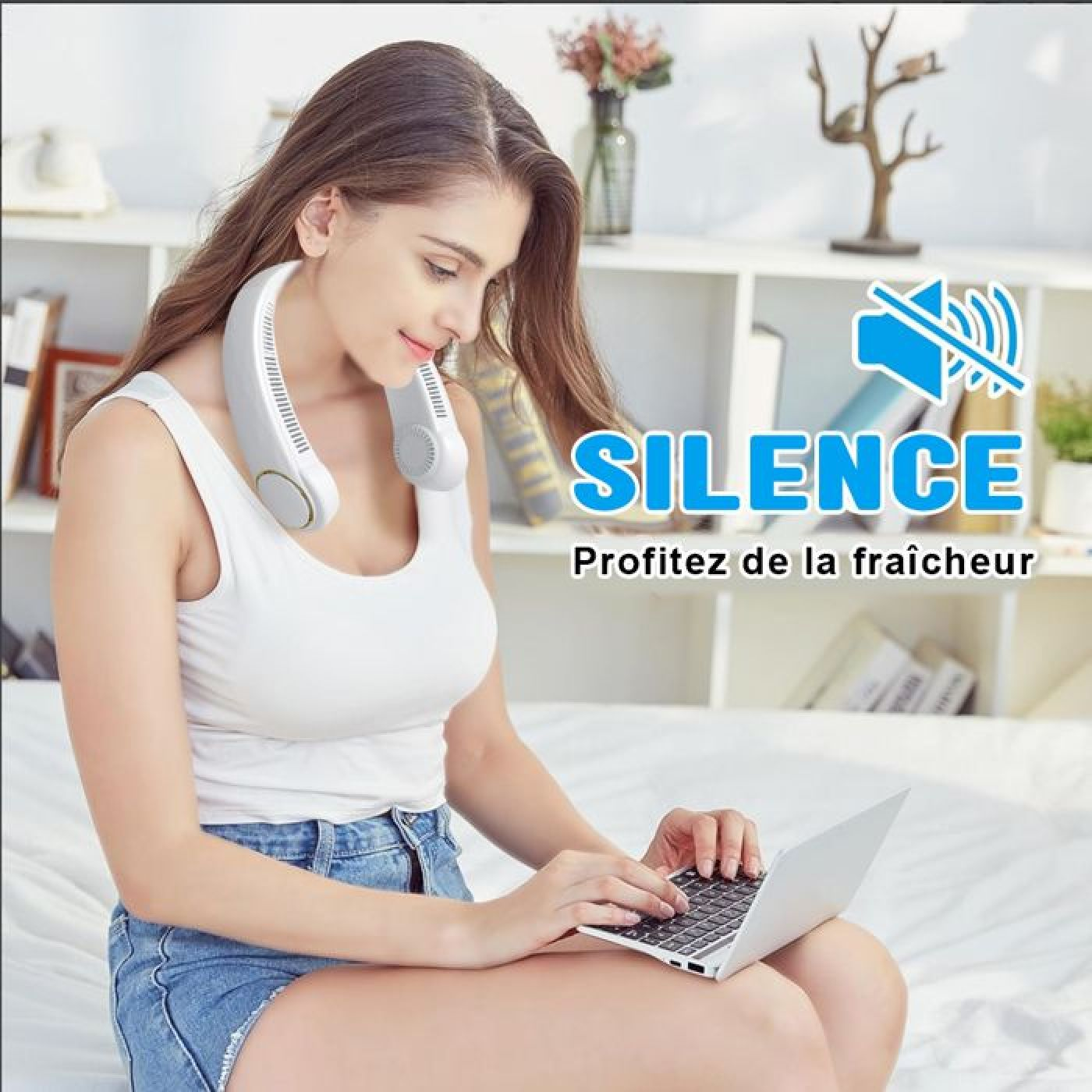 Frau mit Nackenventilator arbeitet am Laptop