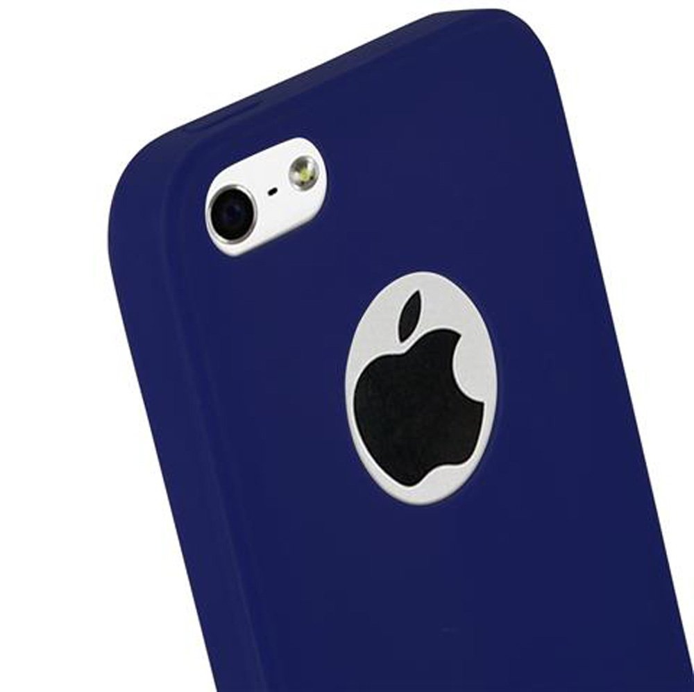 Primer plano de una funda de teléfono azul oscuro con logo plateado de Apple y lente.