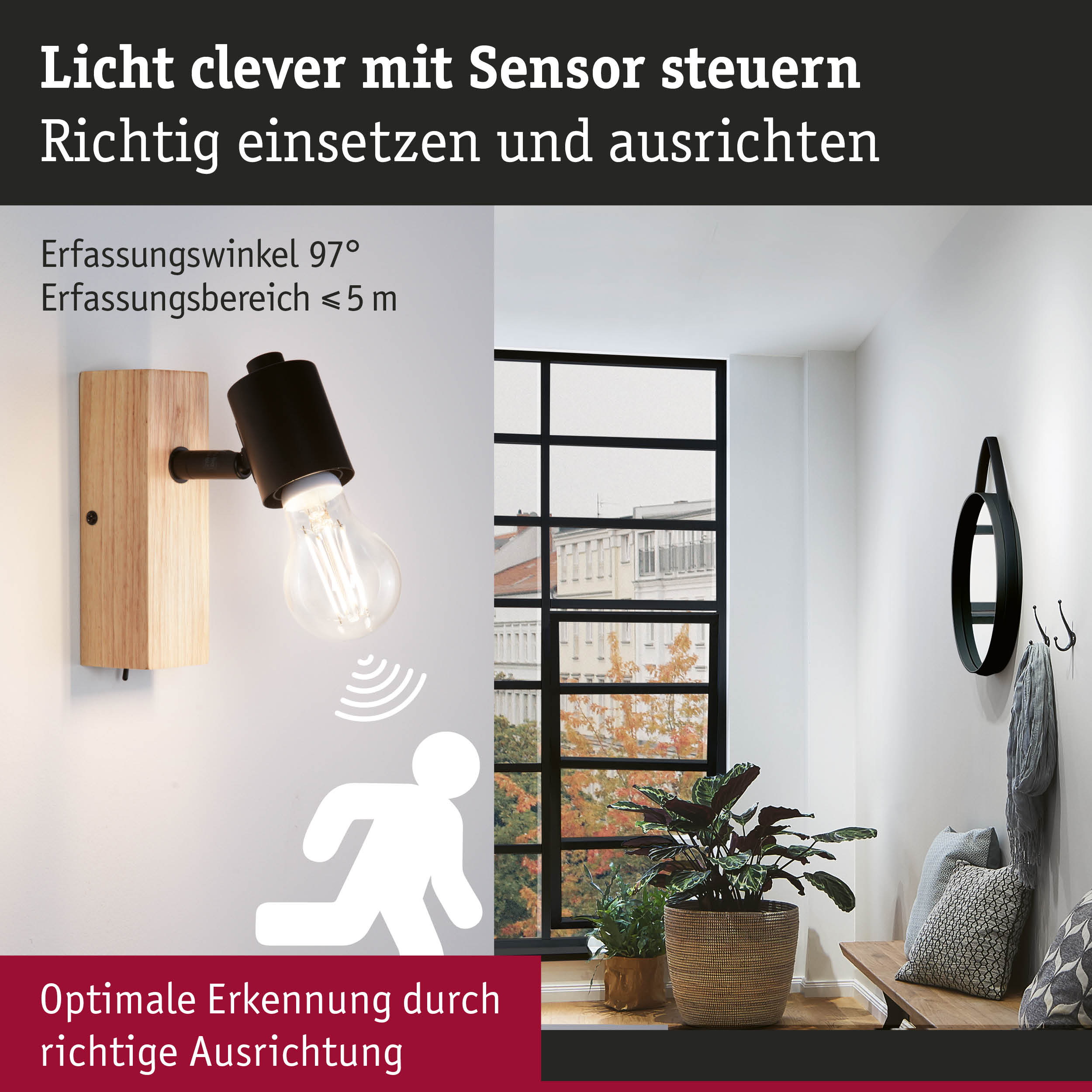 Wandleuchte mit Holzsockel, schwarzer Fassung und sichtbarer Glühbirne.