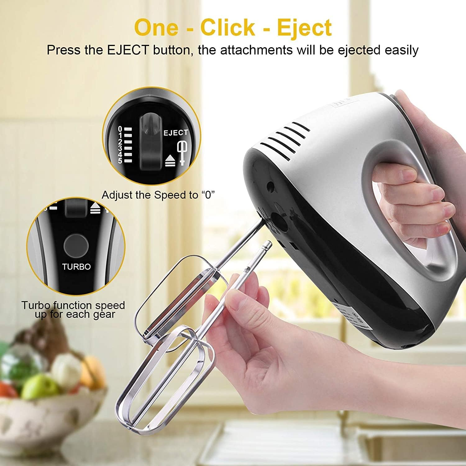 Ein weißer Handmixer mit silbernen Akzenten wird von einer Hand gehalten.