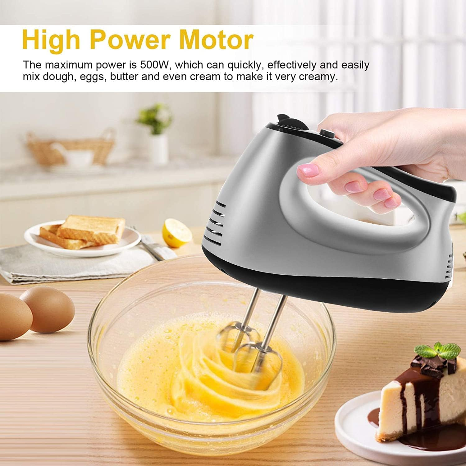 Handmixer schlägt Eier in Schüssel, mit Toast, Zitrone, Eiern und Käsekuchen.