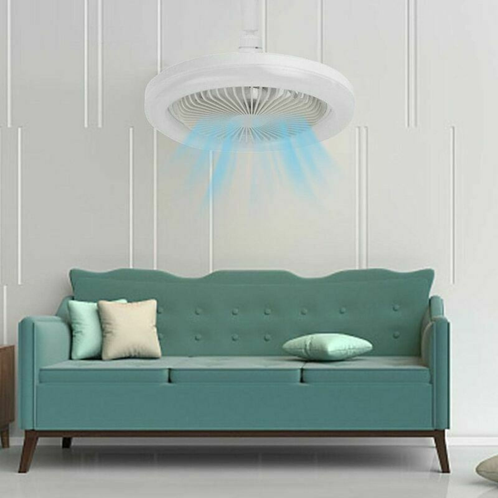 Ein weißer Deckenventilator mit blauen Luftströmen über einem türkisfarbenen Sofa.