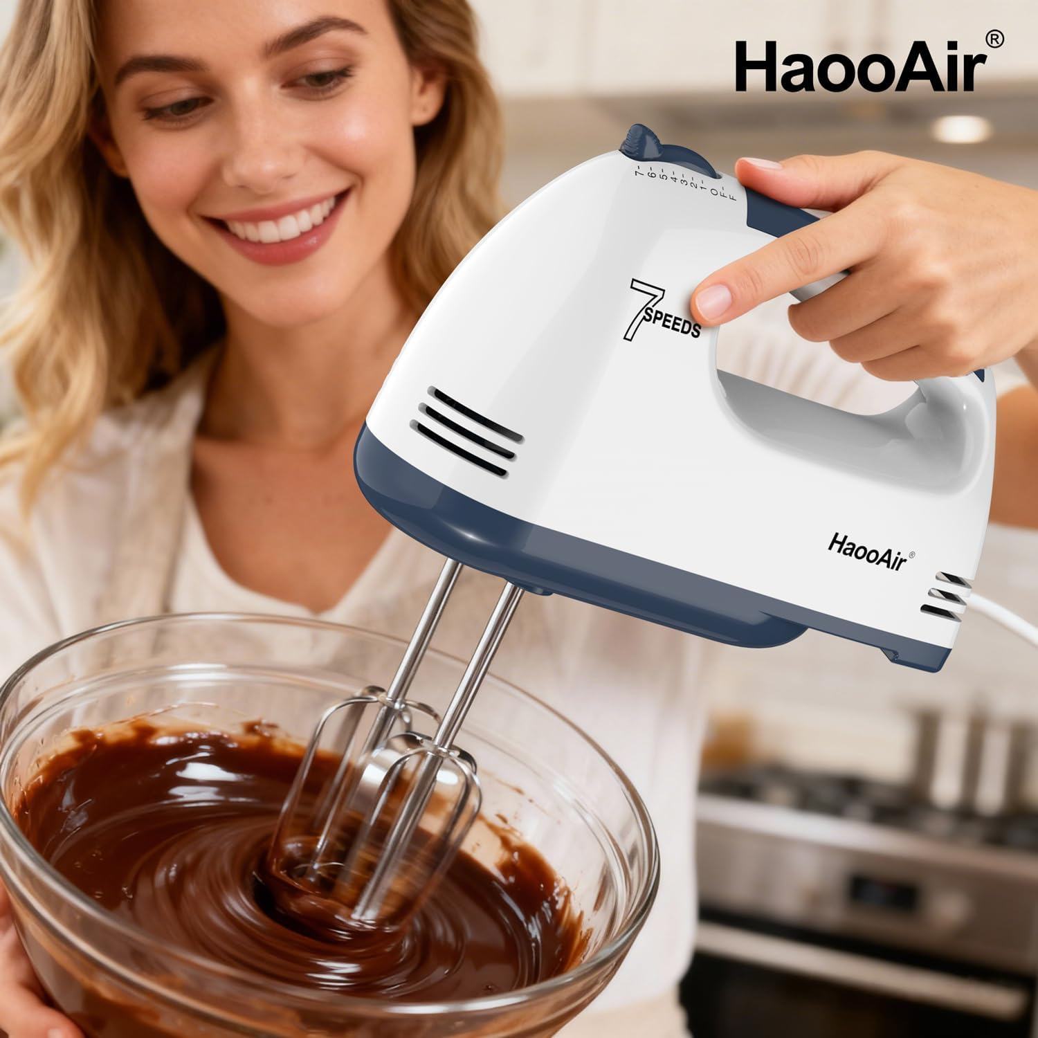 Eine Frau mixt Schokolade in einer Schüssel mit einem weißen Handmixer mit 7 Geschwindigkeiten.