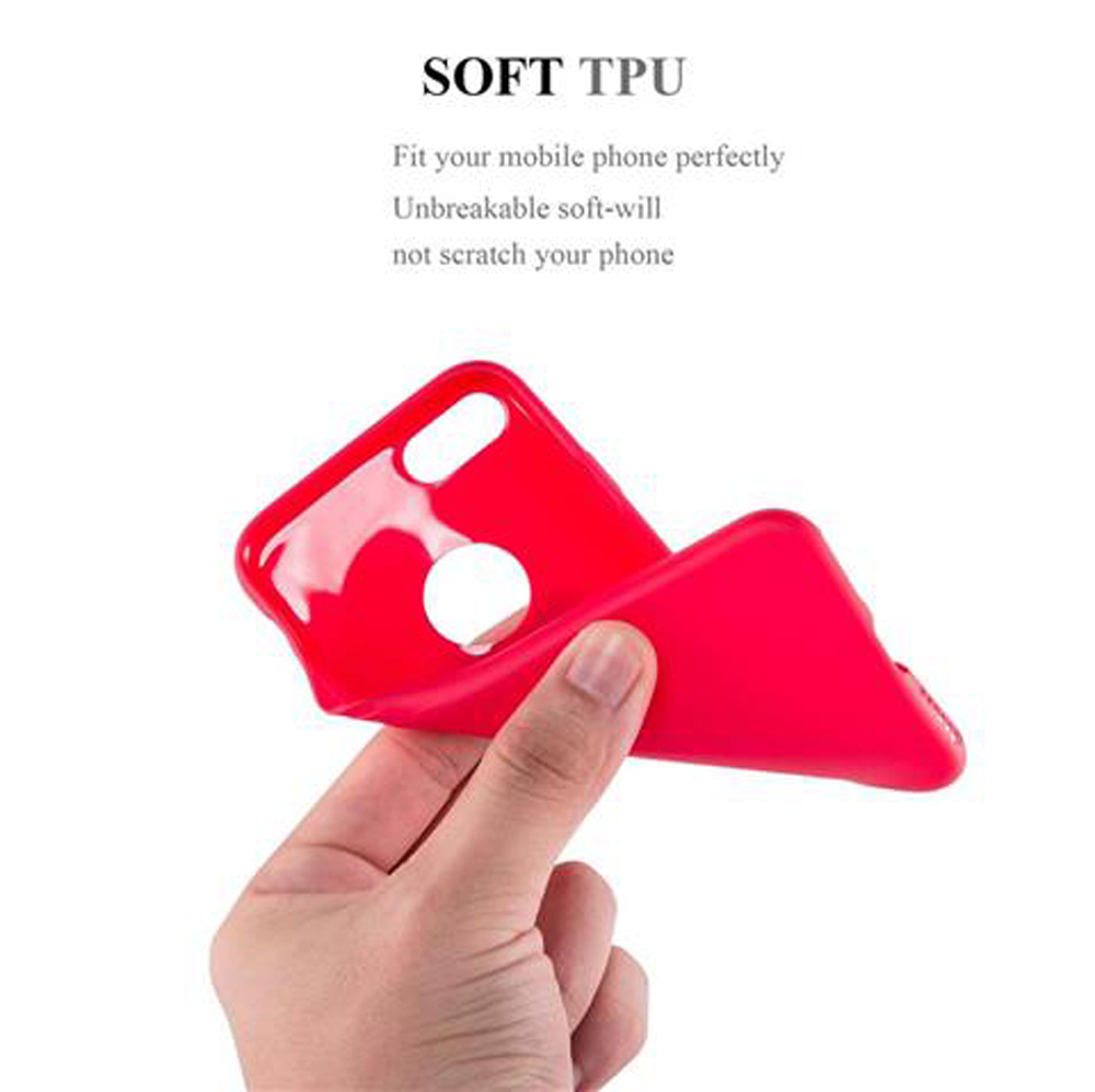 Una mano tiene una custodia flessibile per telefono in TPU rosso.