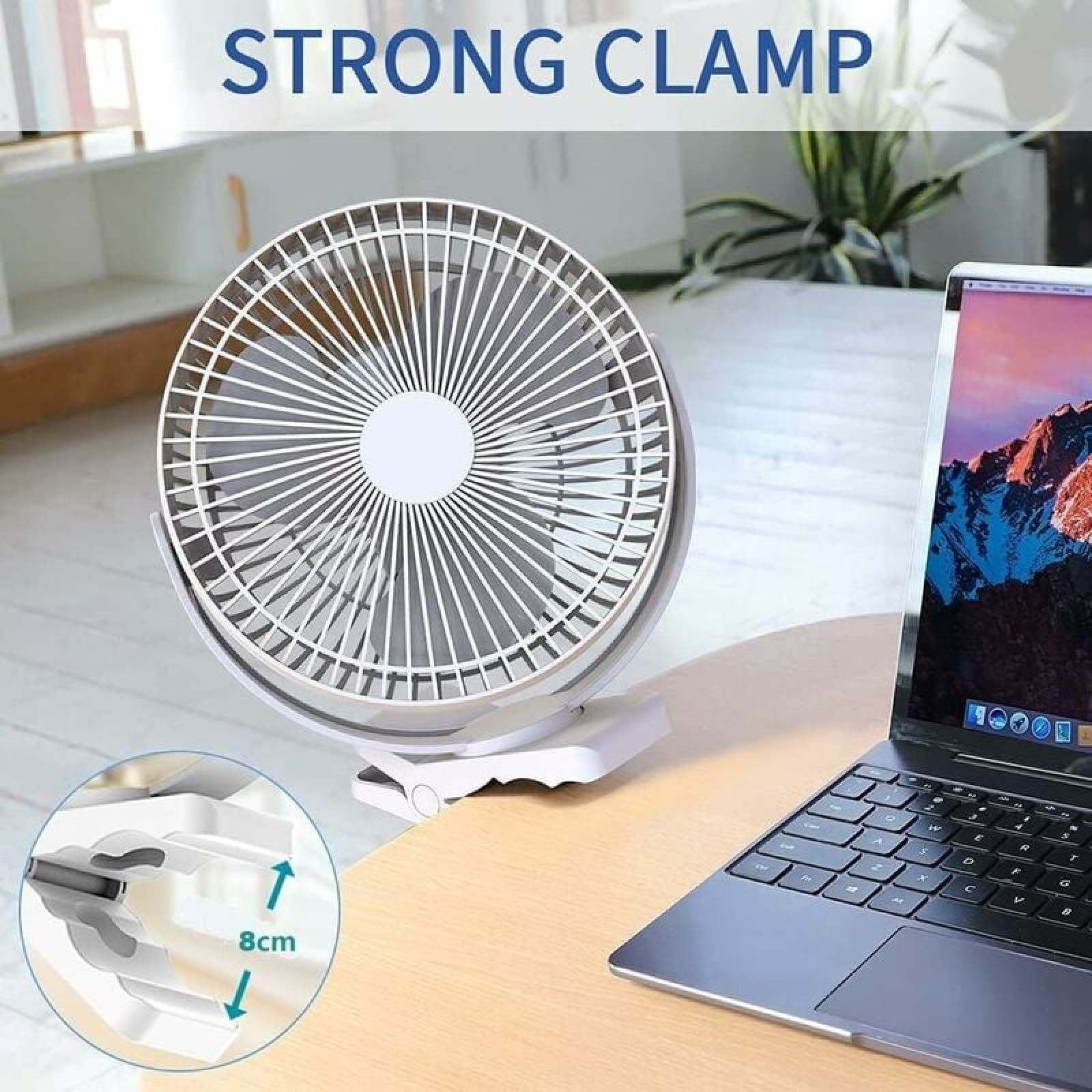 Ein weißer Klemmventilator steht auf einem Schreibtisch neben einem Laptop. Text 'STRONG CLAMP'.