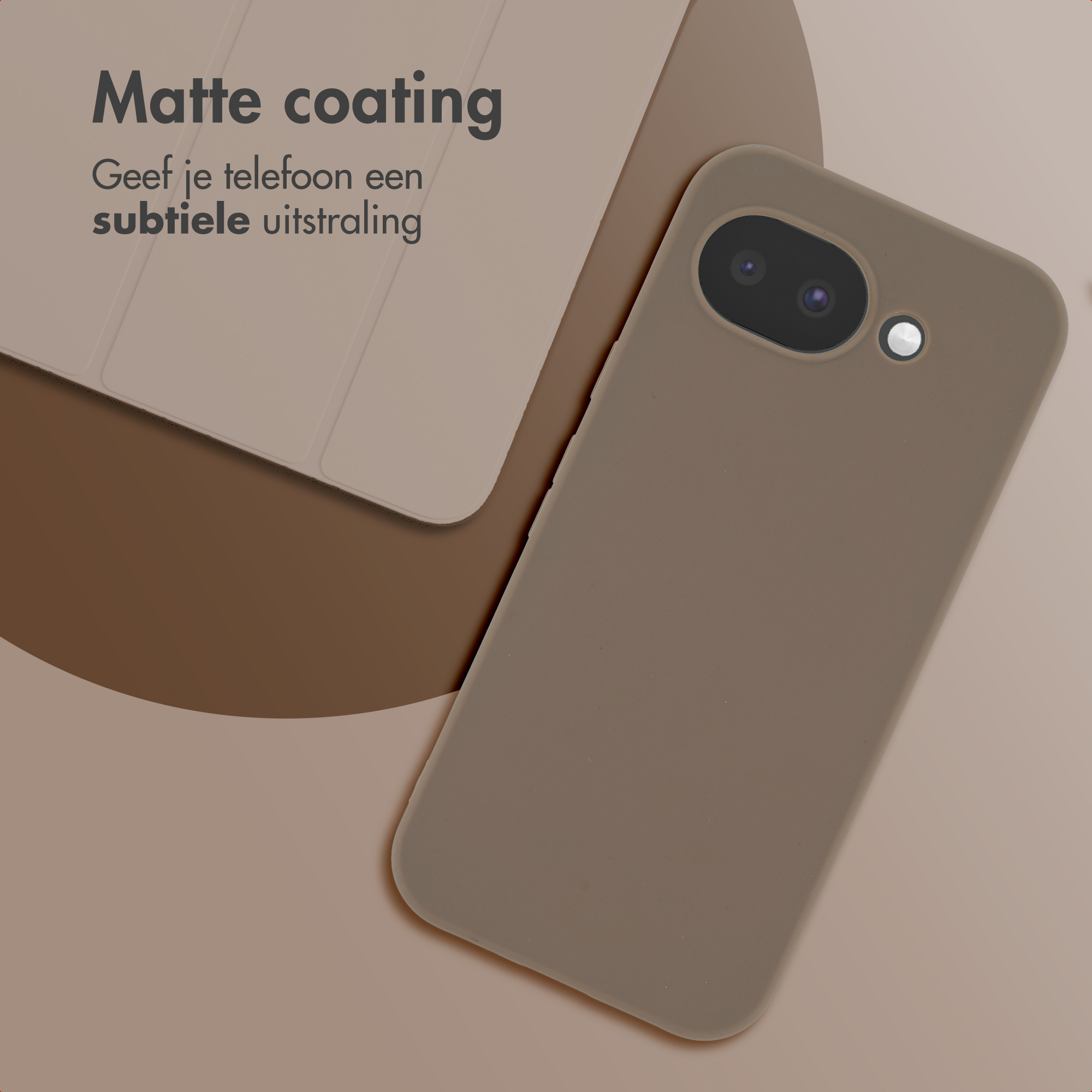 Bruine telefoonhoes met twee camera's en flitser op een bruin en beige cirkelvormige achtergrond.