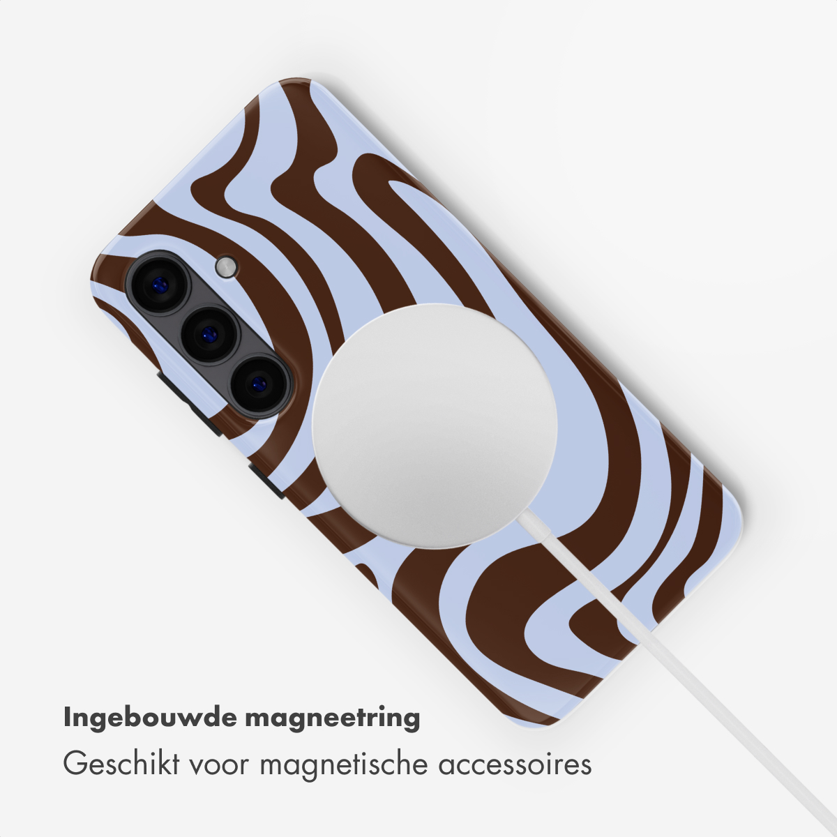 Ein Handy mit braun-blauem Muster und magnetischer Ladeeinheit.