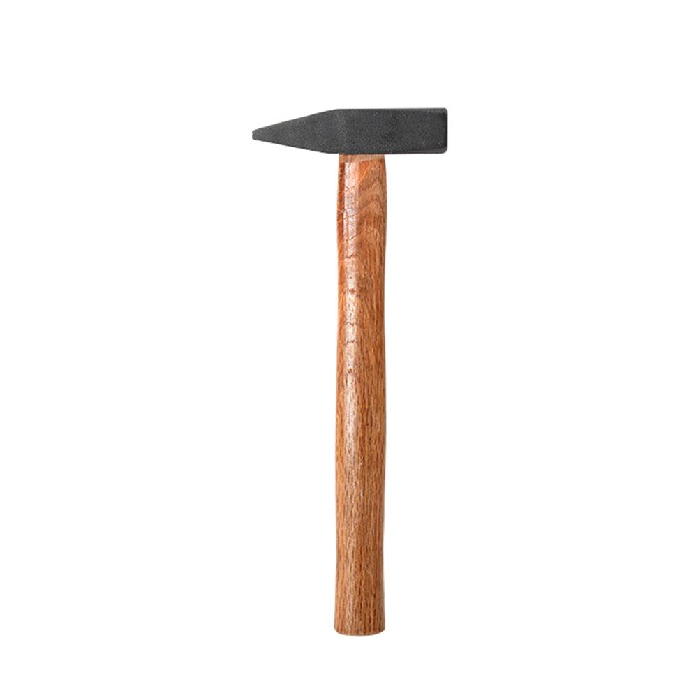 Ahşap saplı, siyah metal başlı çekiç, beyaz zeminde izole edilmiş.