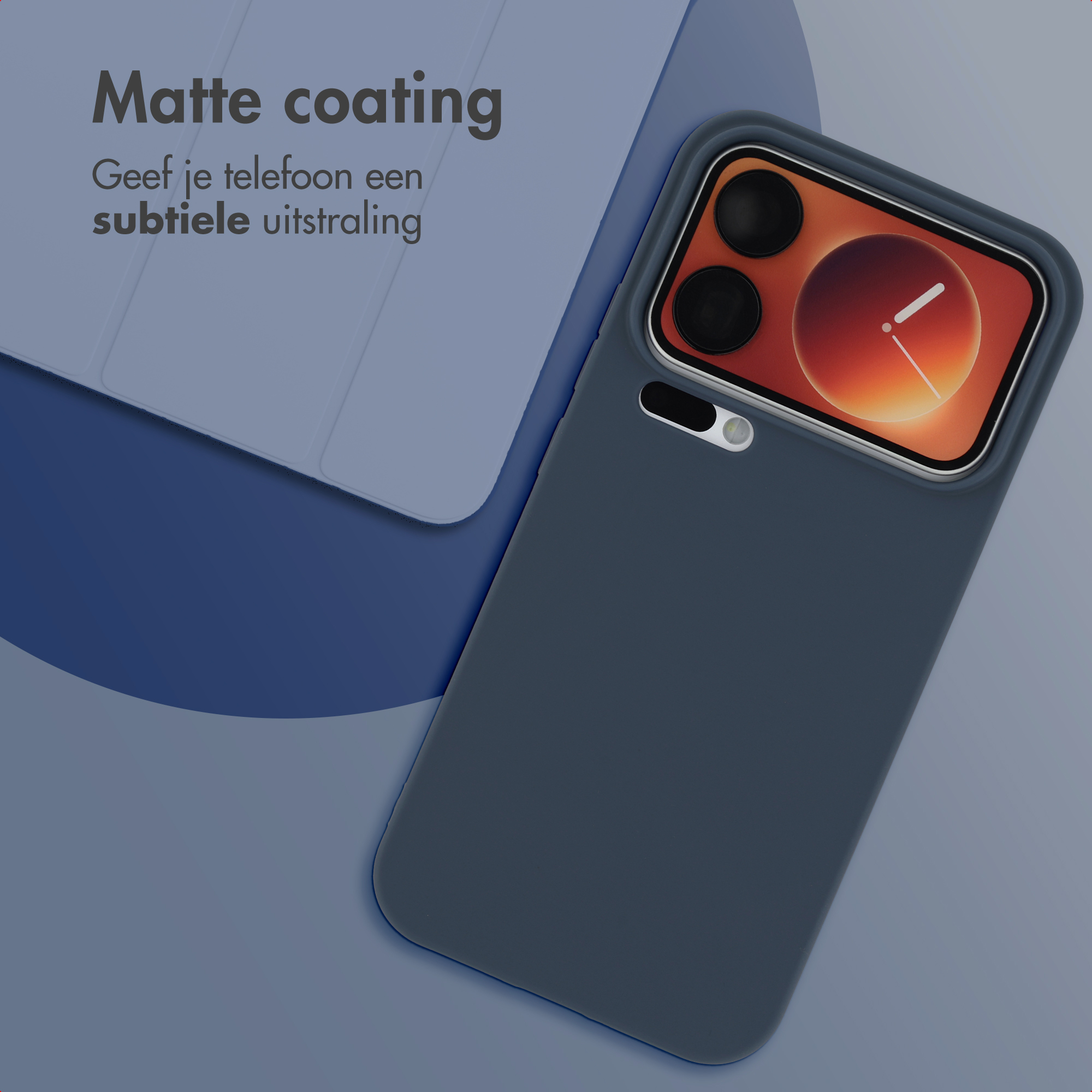 Een donkere telefoonhoes met een klokwidget op het scherm.
