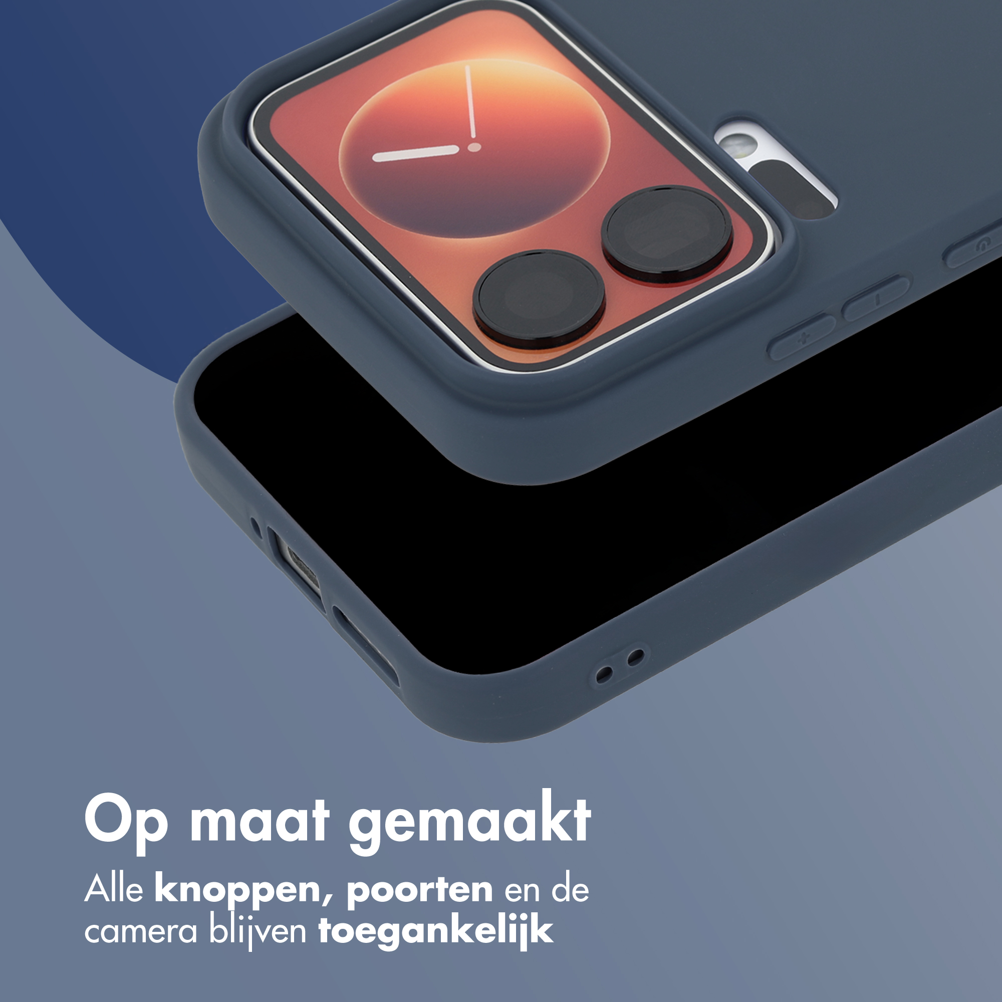 Een donkerblauwe telefoon met hoes en klokdisplay. Knoppen zijn toegankelijk.
