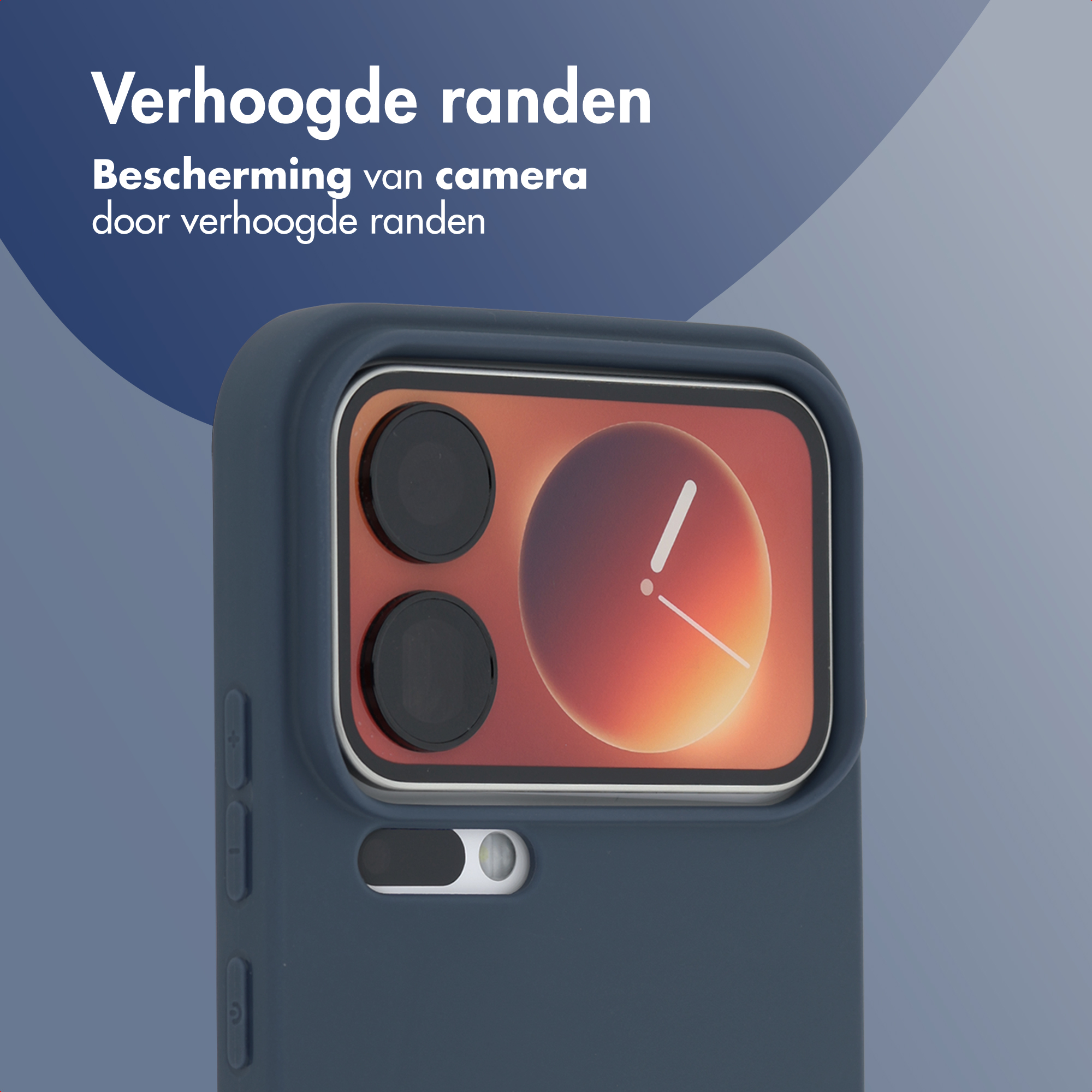 Donkerblauwe telefoonhoes met verhoogde randen die drie camera's beschermen.