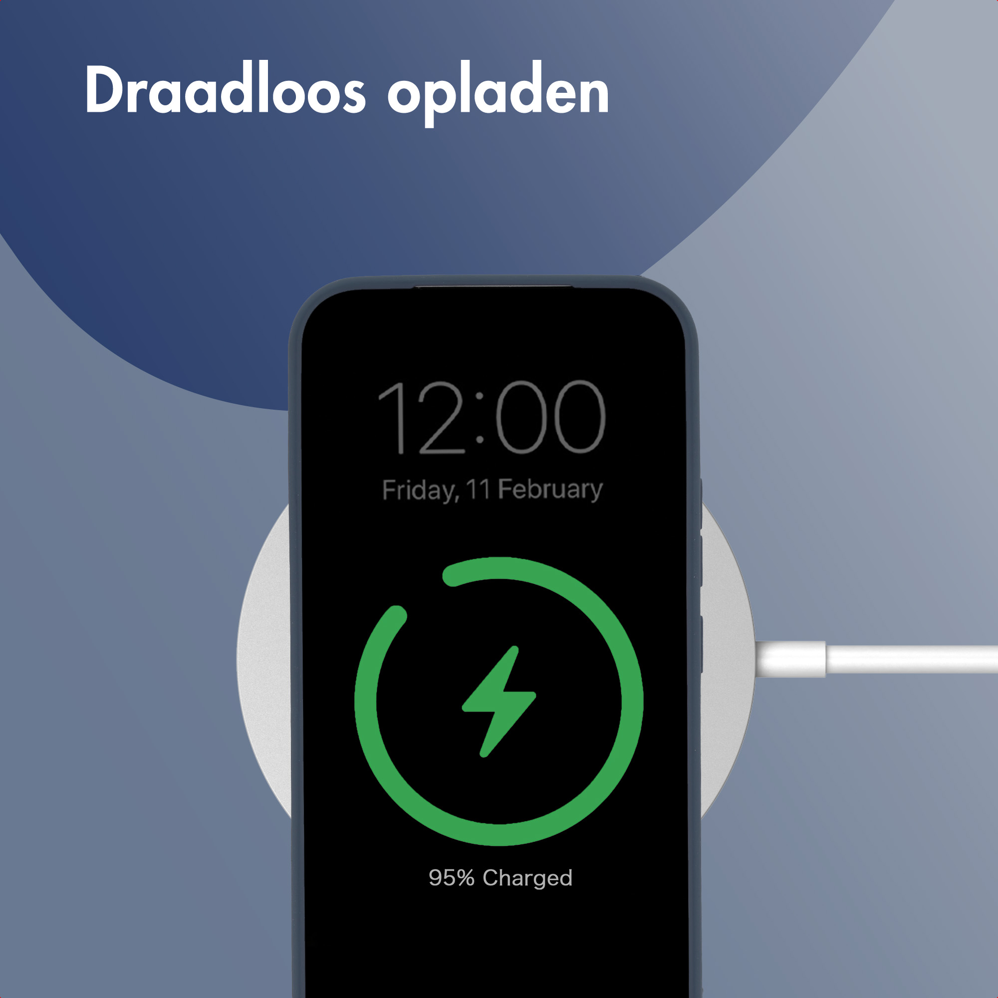 Een smartphone wordt draadloos opgeladen op een oplaadstation.