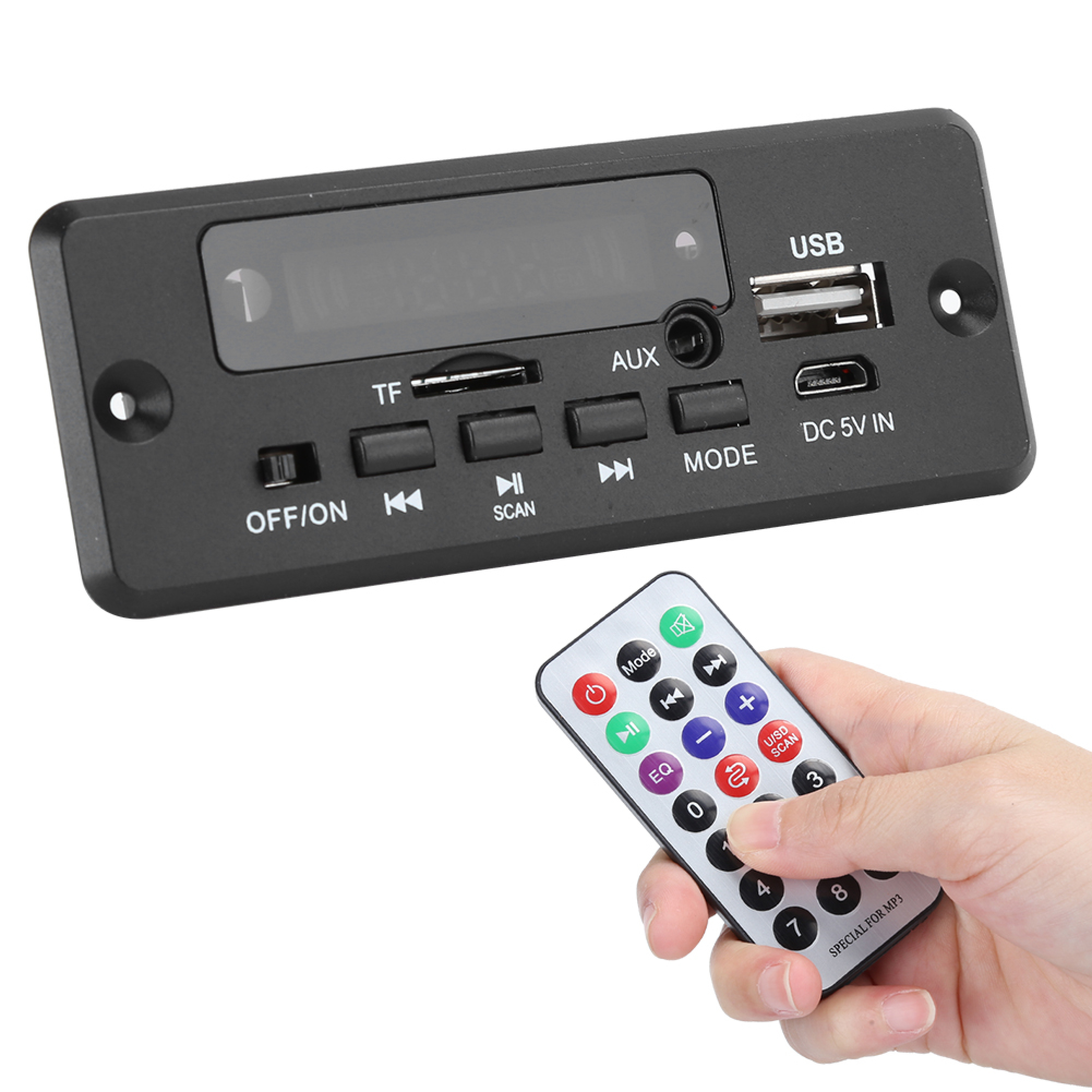 Ein schwarzer MP3-Player mit Fernbedienung, die von einer Hand gehalten wird.