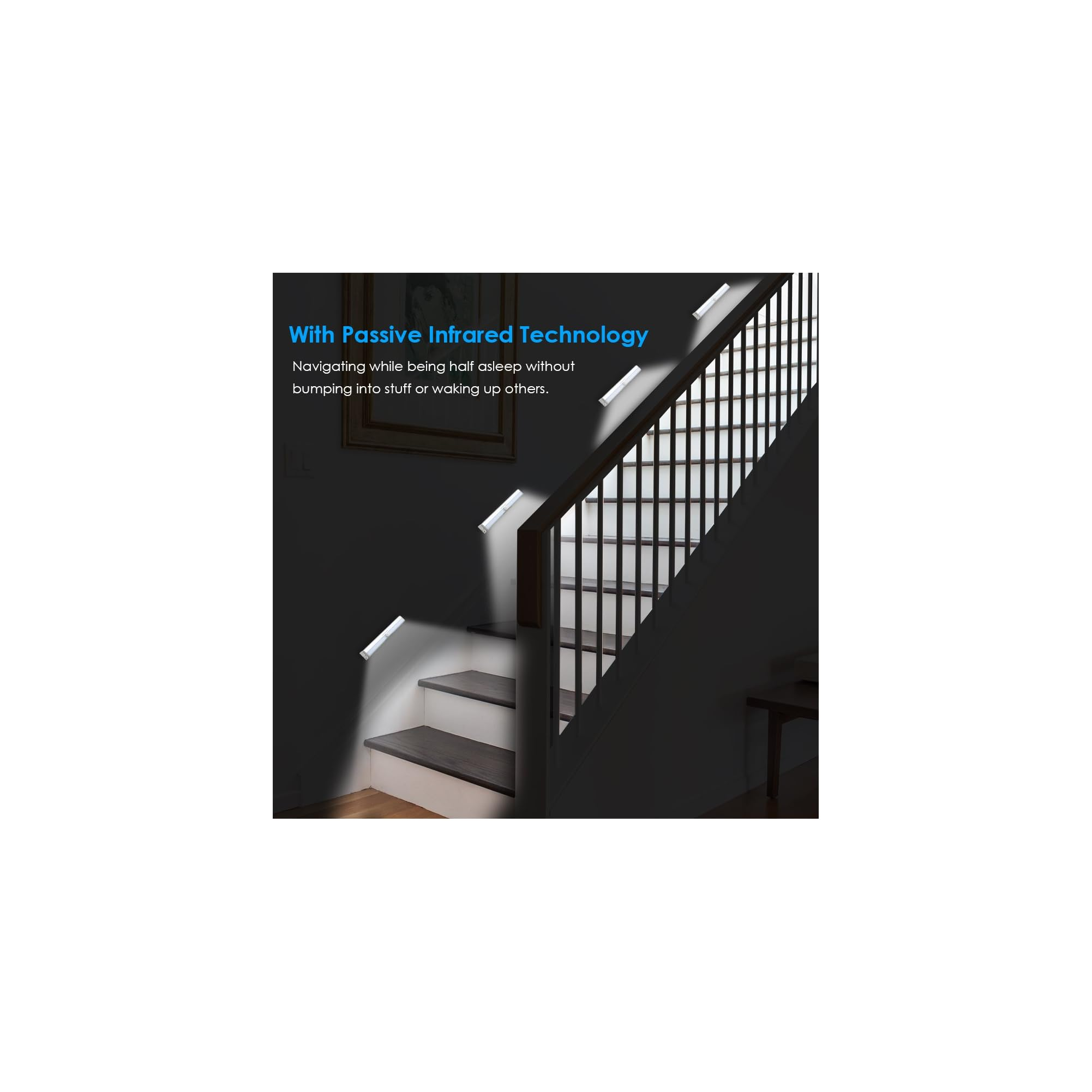 Beleuchtete Treppe mit Geländer und Nachtlichtern.
