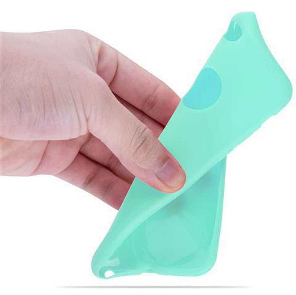 Una mano piega una cover turchese, mostrandone la flessibilità.