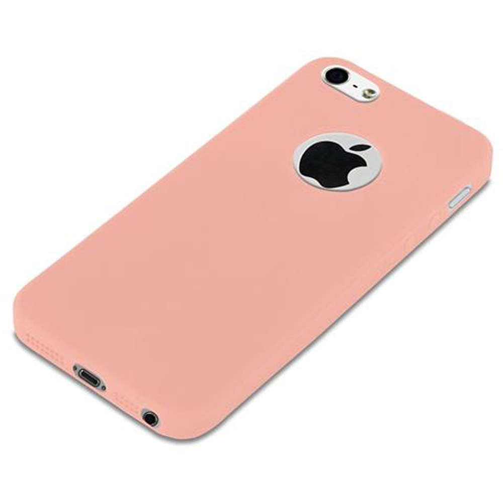 Una funda de teléfono color melocotón con el logo de Apple detrás.