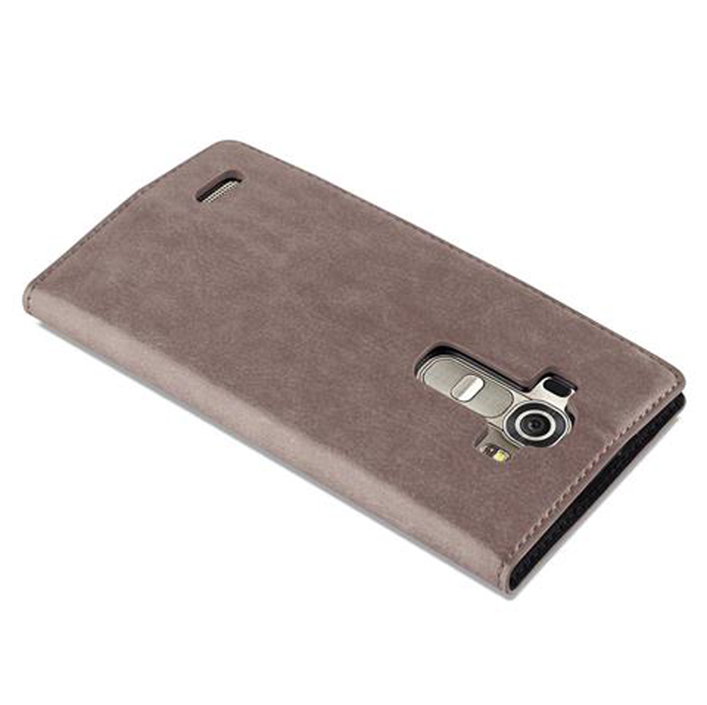 Eine braune Lederhülle für ein Handy mit Kameraaussparung ist auf weißem Hintergrund zu sehen.