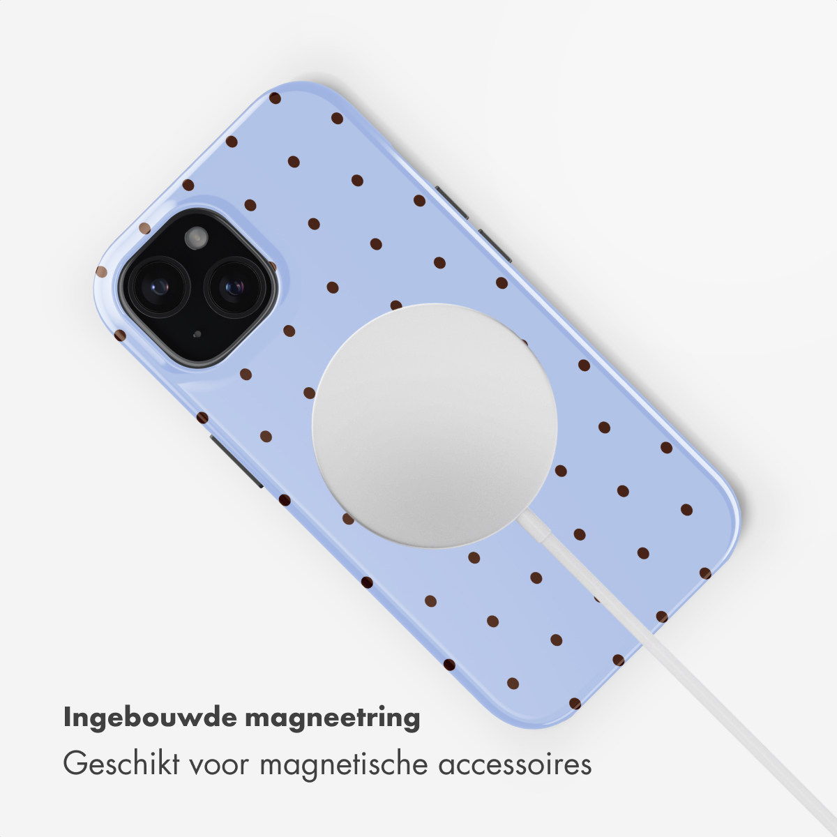 Een lichtblauwe telefoonhoes met bruine stippen en een witte oplaadkabel.