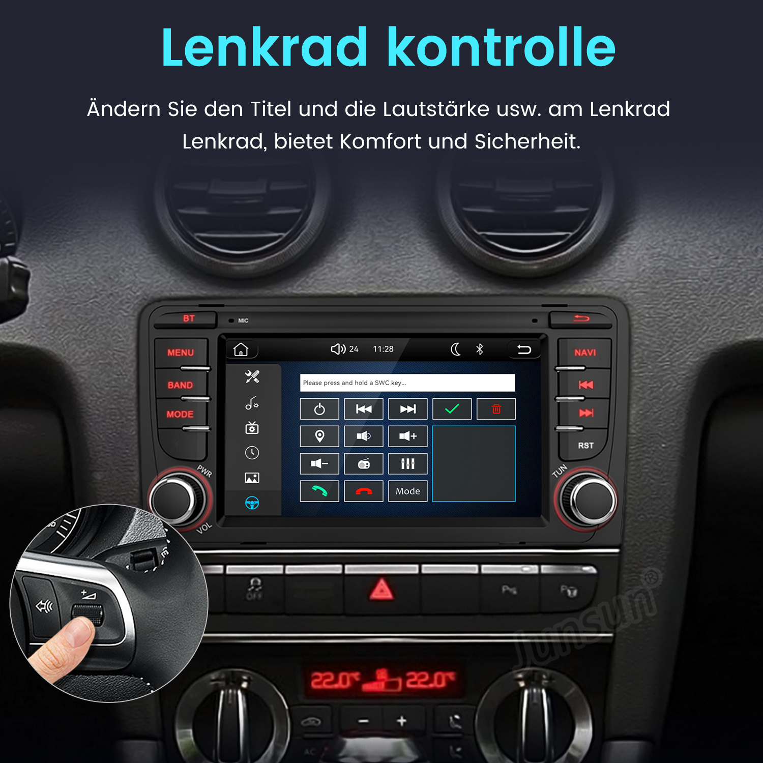 Bedienung des Autoradios über das Lenkrad: Ein Finger drückt eine Taste.