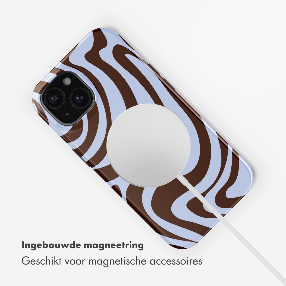 Een telefoon met een bruin-blauw golvend patroon en een magnetische oplaadring.