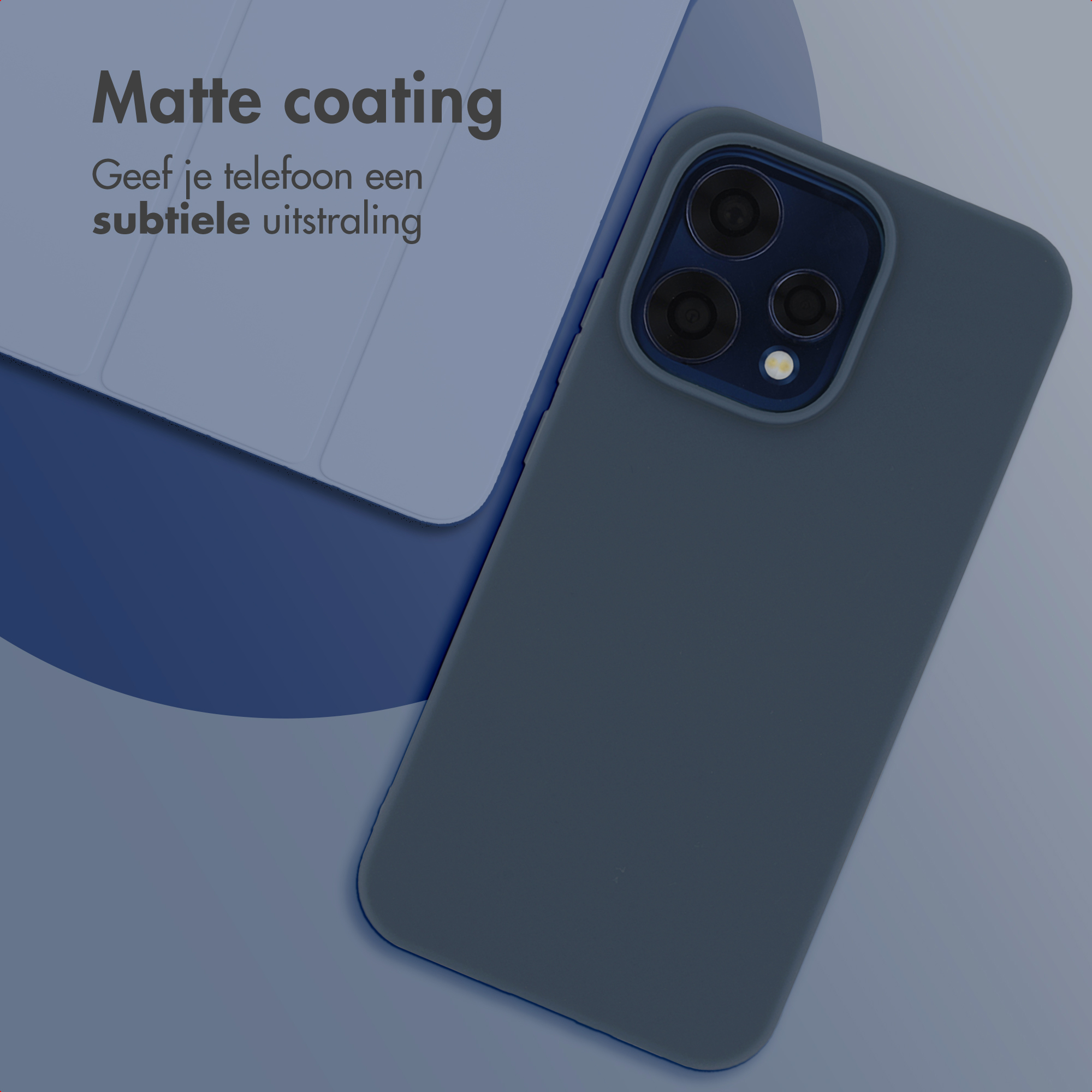 Een grijze telefoon met drie camera's op een blauwe achtergrond.