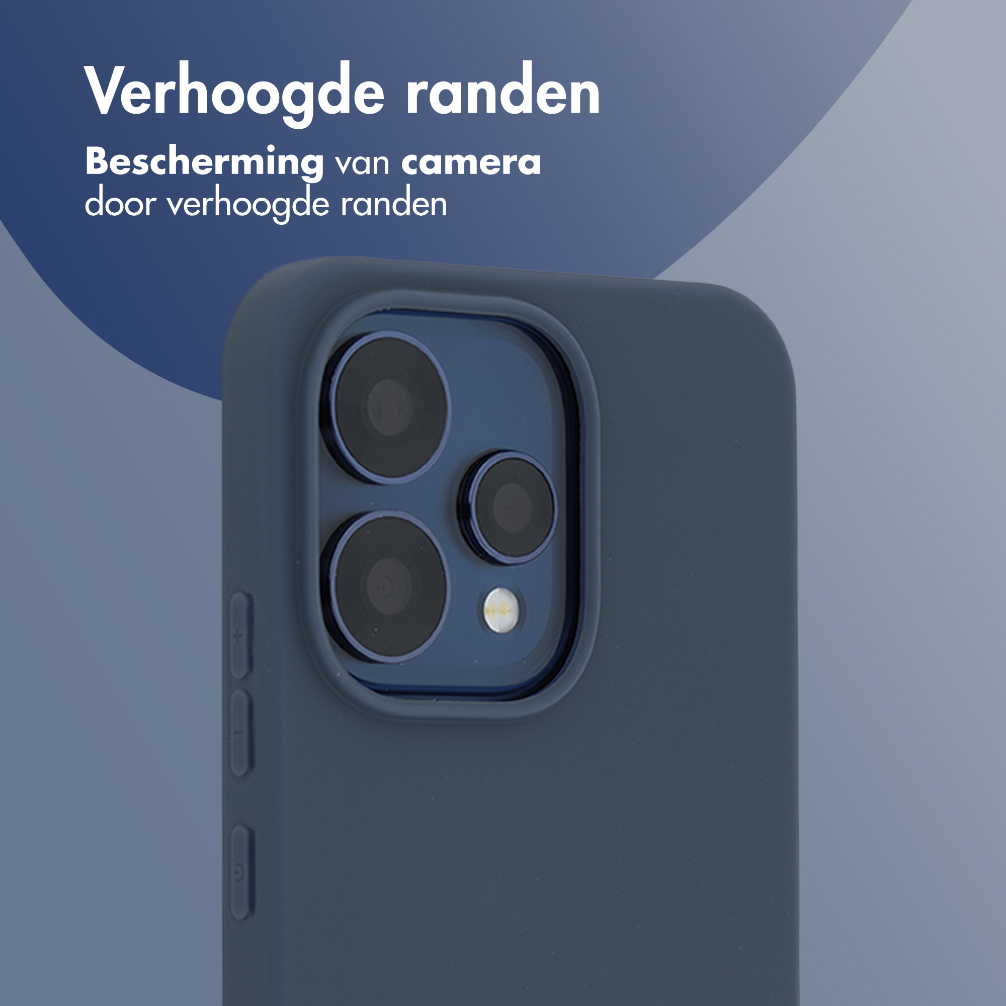 Achterkant van een smartphone in donkere hoes met drie camera's.
