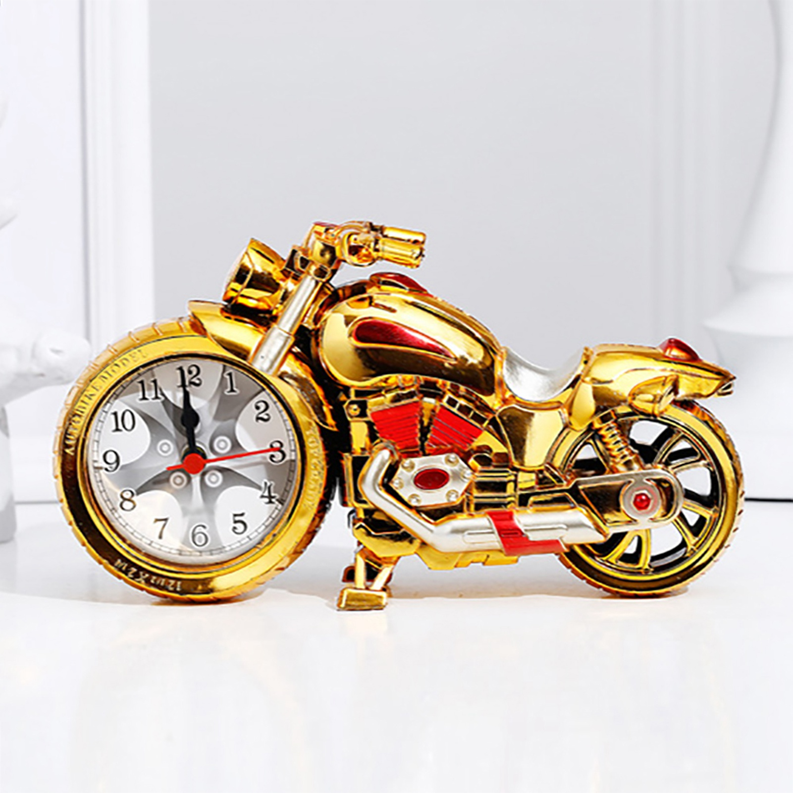 Goldene Motorraduhr mit roten Akzenten und detaillierten mechanischen Elementen.