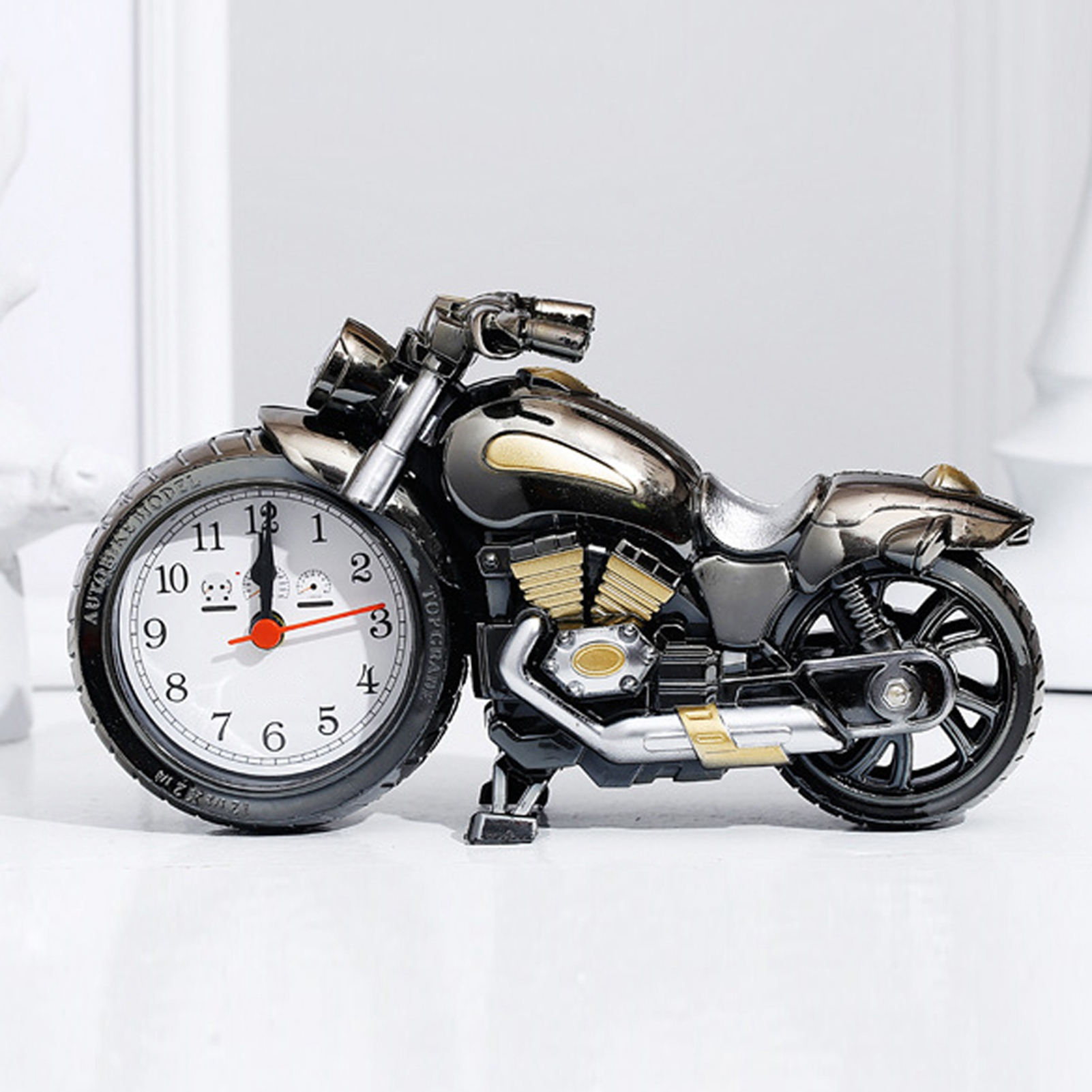 Ein schwarzes Motorradmodell mit einem Zifferblatt als Vorderrad, das die Zeit anzeigt.