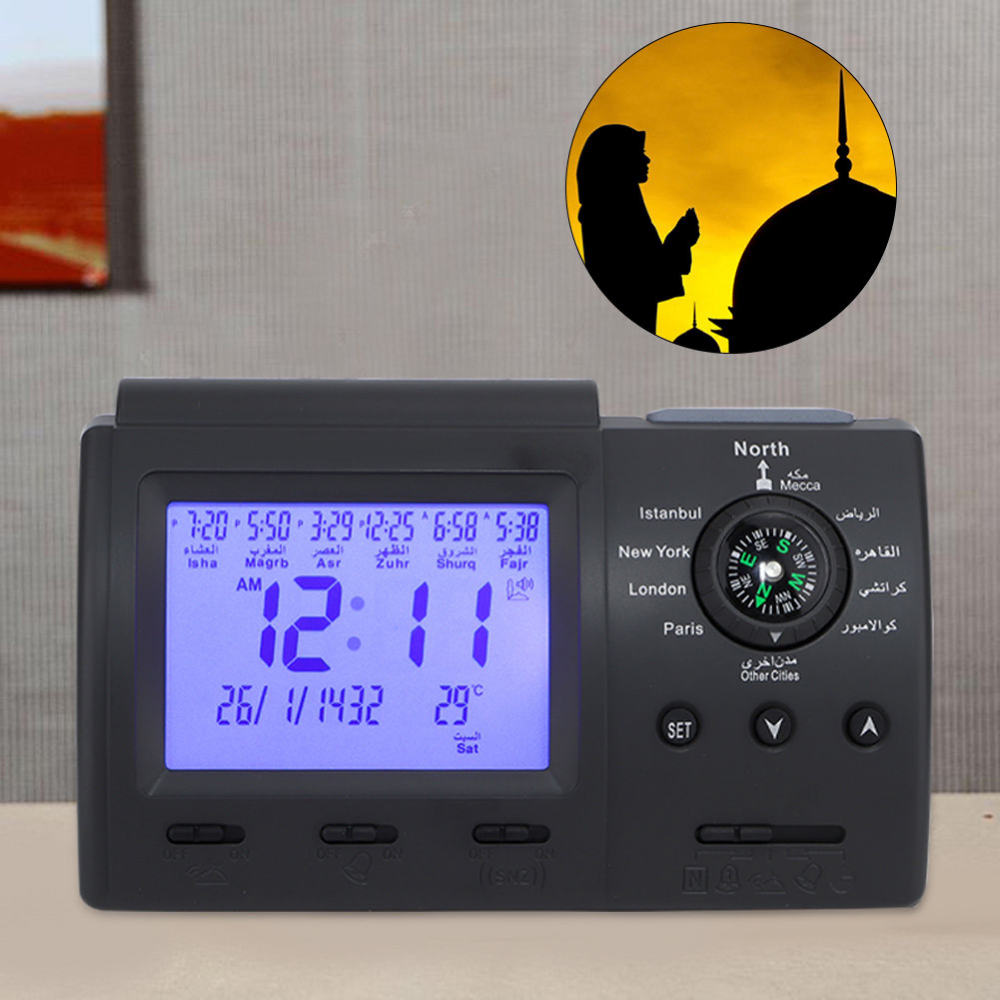 Ein digitaler Wecker mit Gebetszeiten und Kompass auf dem Display.