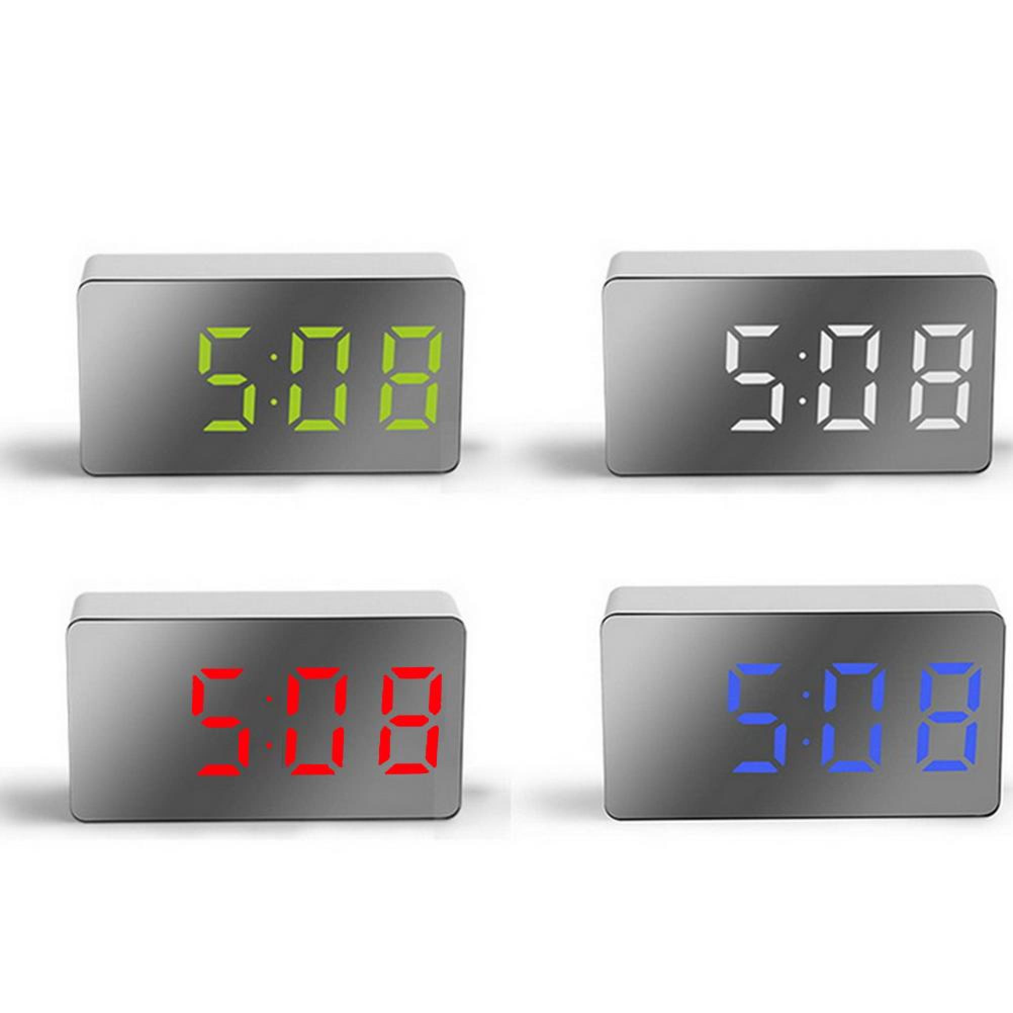 Vier digitale Wecker mit gespiegelten Oberflächen, die 5:08 Uhr anzeigen.