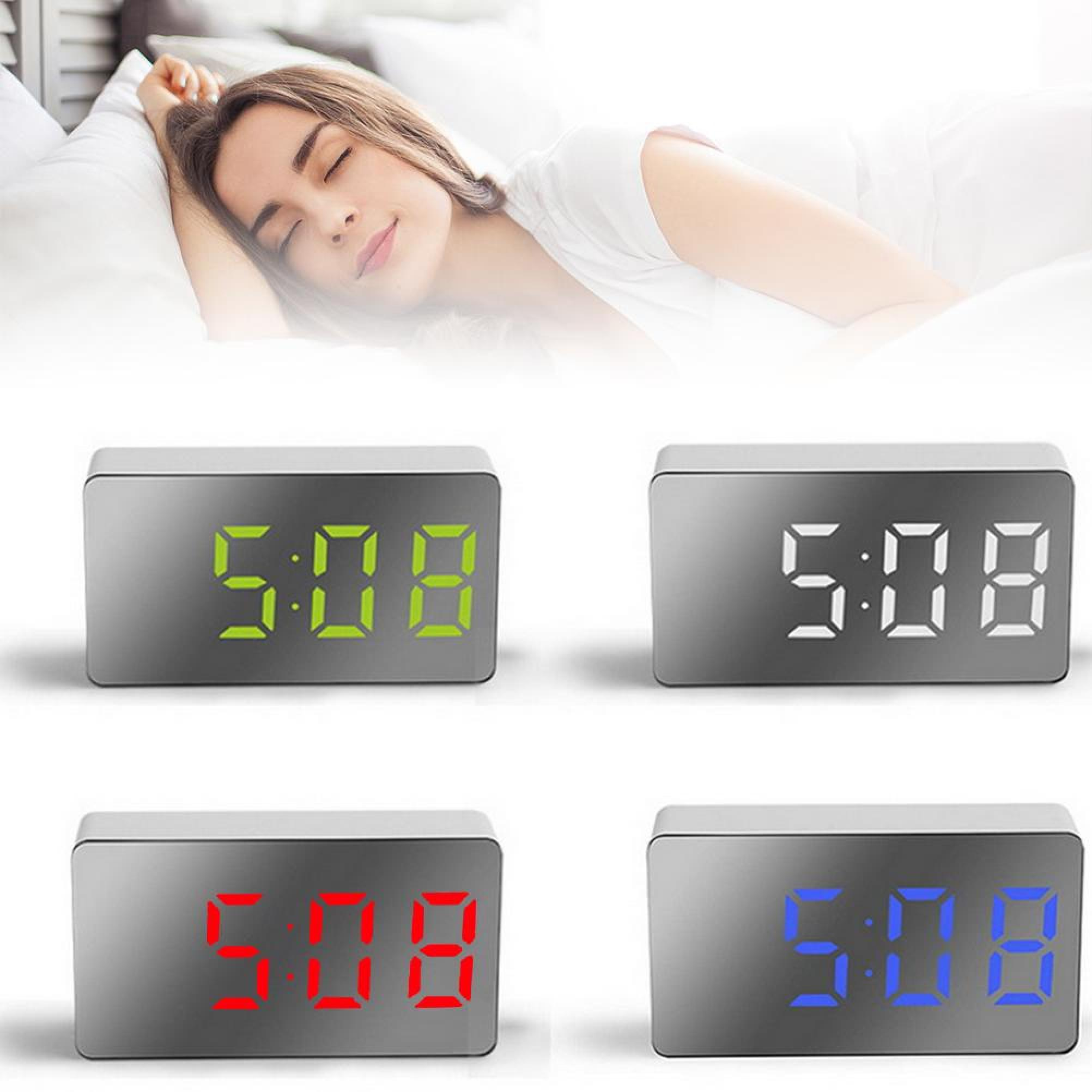 Eine Frau schläft im Bett, daneben vier digitale Wecker mit der Anzeige 5:08.